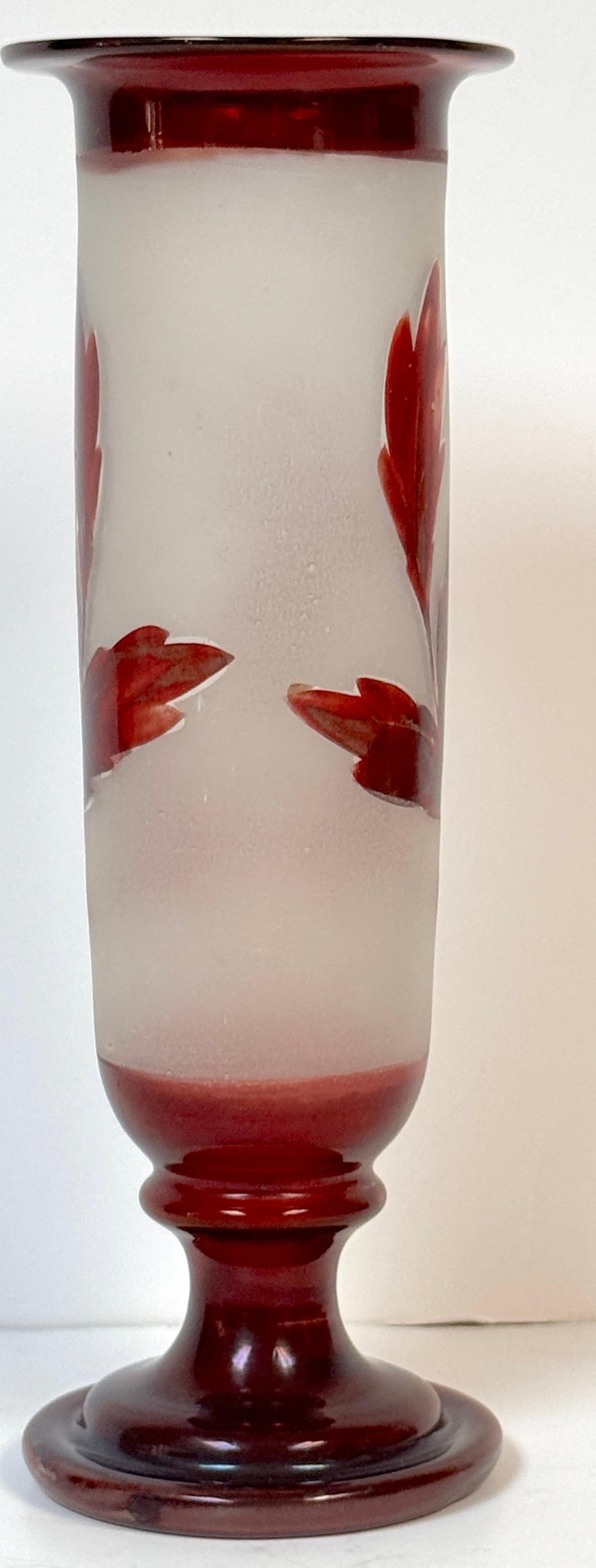 XIXe siècle A.I.C. Vase à trompette à motif de chasse au cerf à 8 points de Bohème rouge en vente