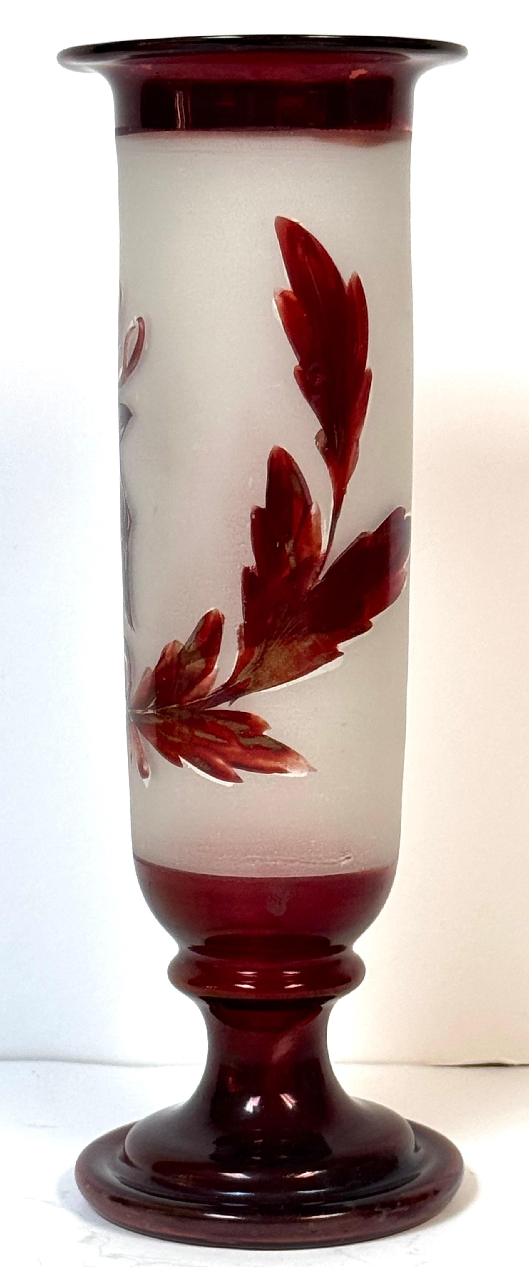 Verre d'art A.I.C. Vase à trompette à motif de chasse au cerf à 8 points de Bohème rouge en vente
