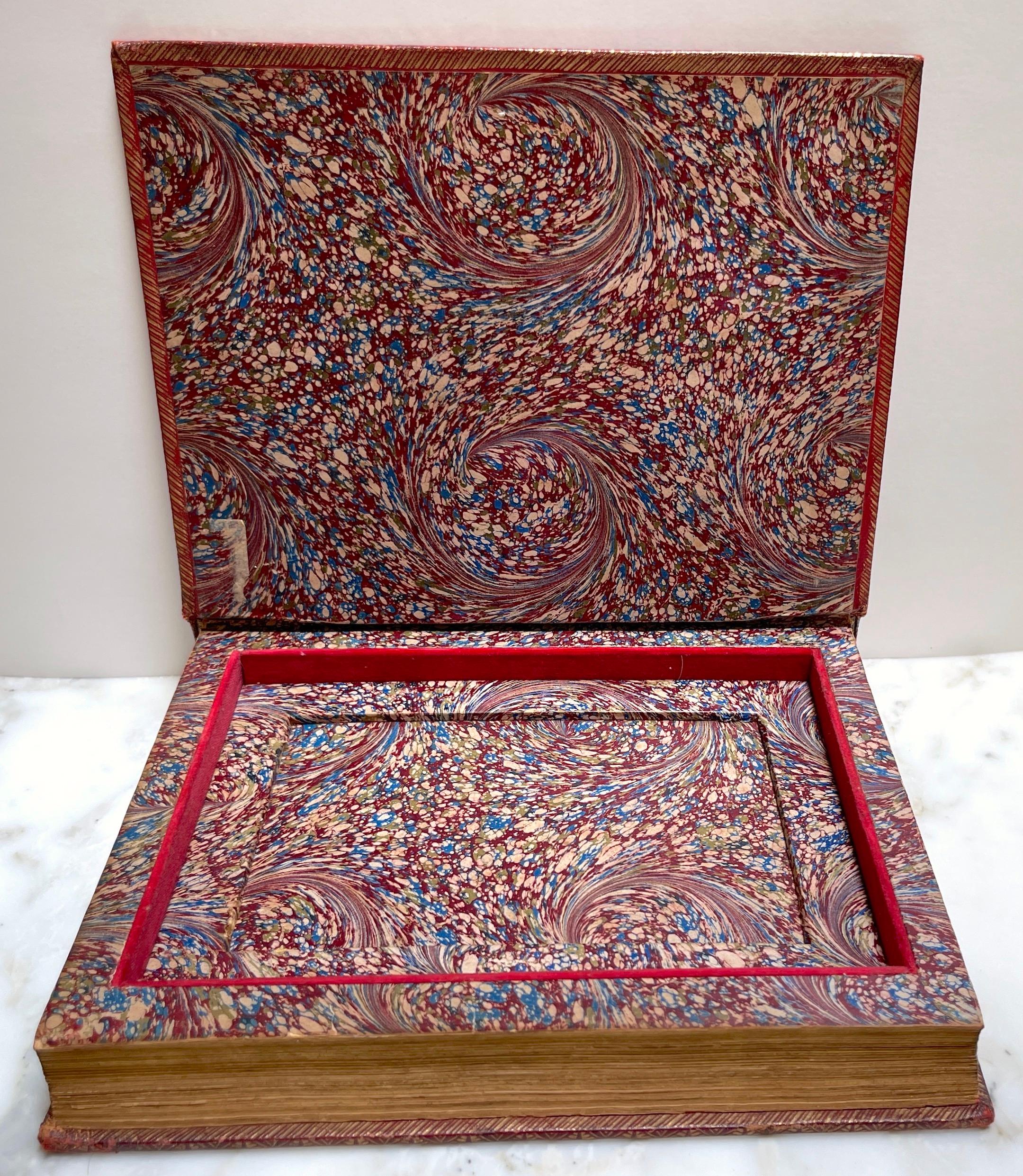Rotes geprägtes Ledergefäß „Faux / Dummy“-Bücherschachtel mit Knöpfen aus dem 19. Jahrhundert  5