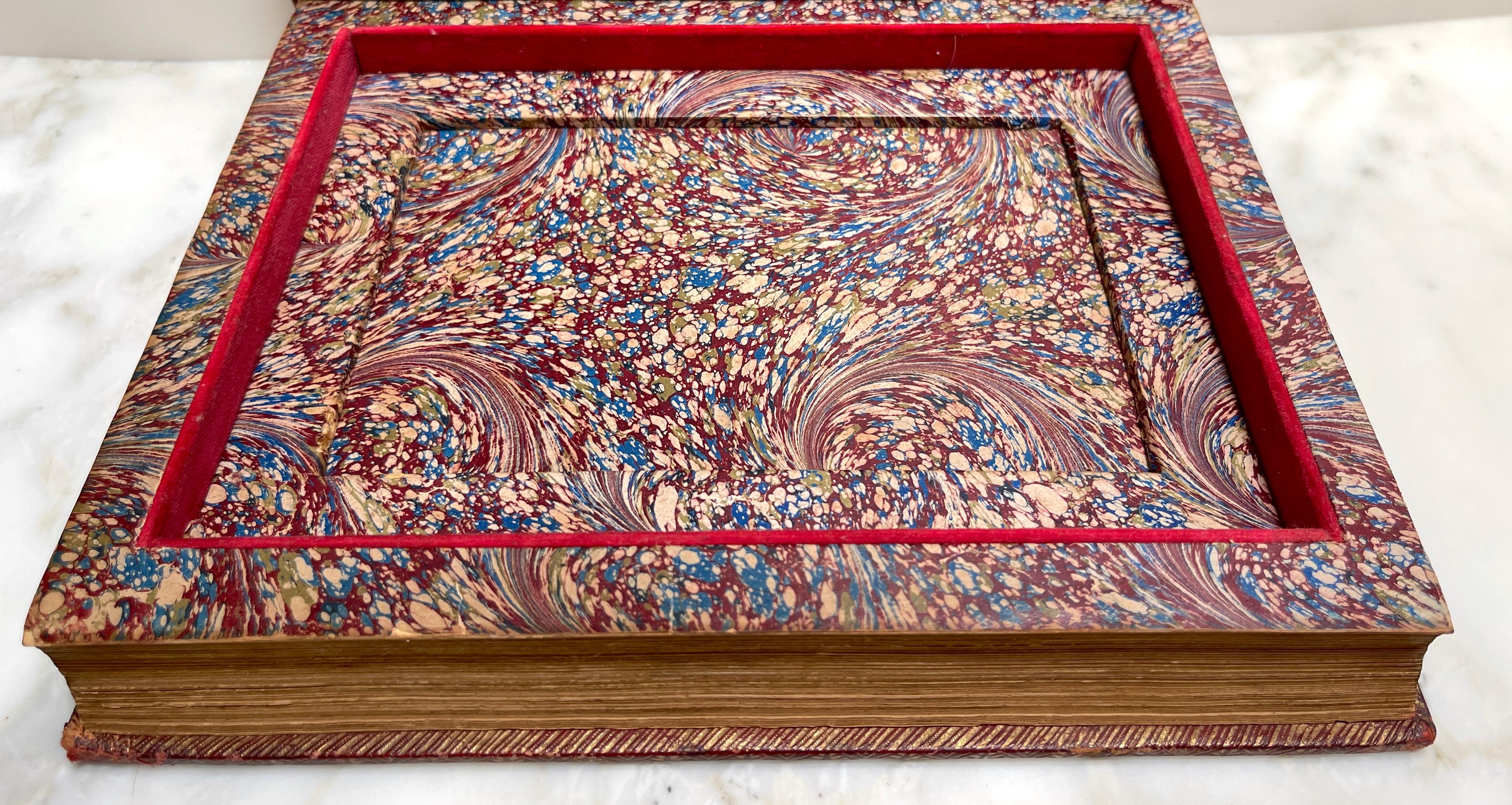 Rotes geprägtes Ledergefäß „Faux / Dummy“-Bücherschachtel mit Knöpfen aus dem 19. Jahrhundert  6