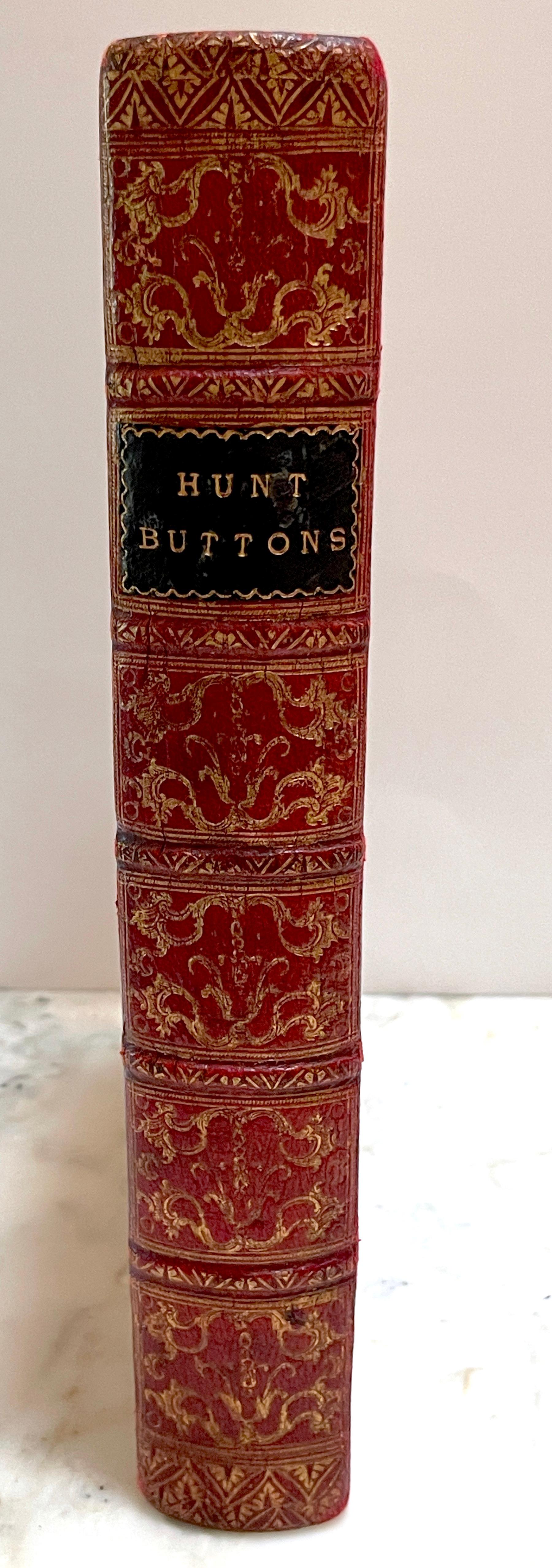 Rotes geprägtes Ledergefäß „Faux / Dummy“-Bücherschachtel mit Knöpfen aus dem 19. Jahrhundert  (Vergoldet)