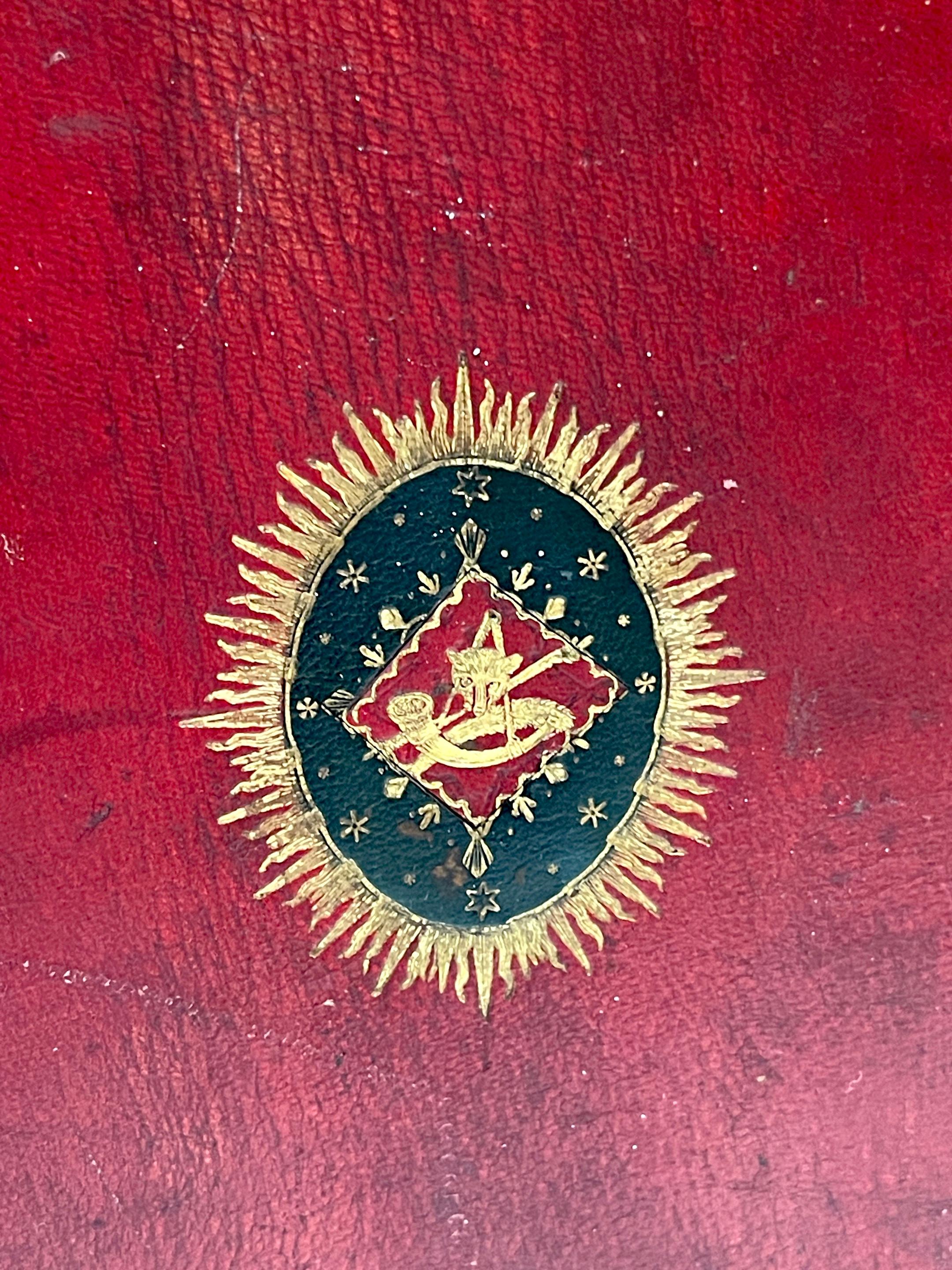 Rotes geprägtes Ledergefäß „Faux / Dummy“-Bücherschachtel mit Knöpfen aus dem 19. Jahrhundert  1