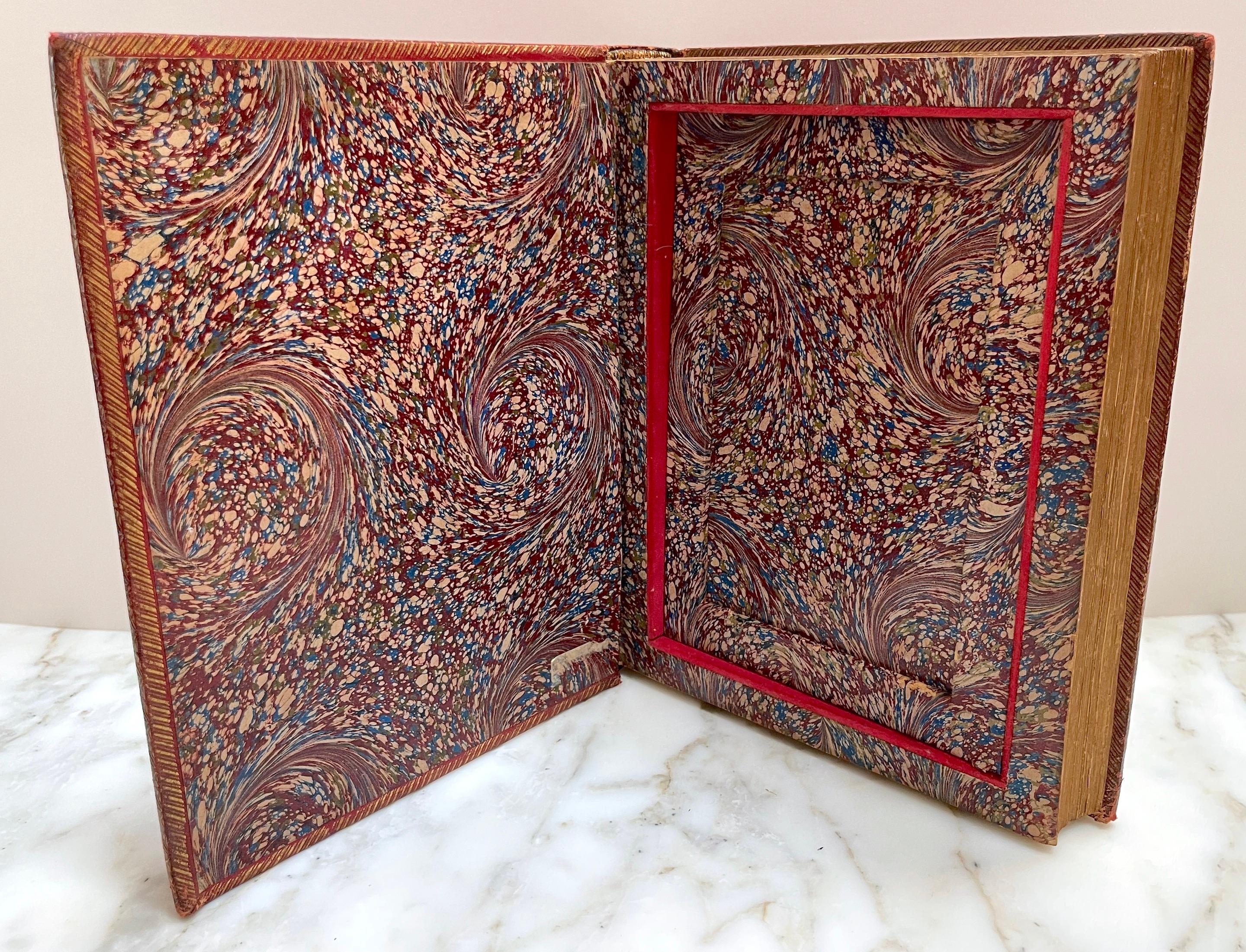 Rotes geprägtes Ledergefäß „Faux / Dummy“-Bücherschachtel mit Knöpfen aus dem 19. Jahrhundert  2