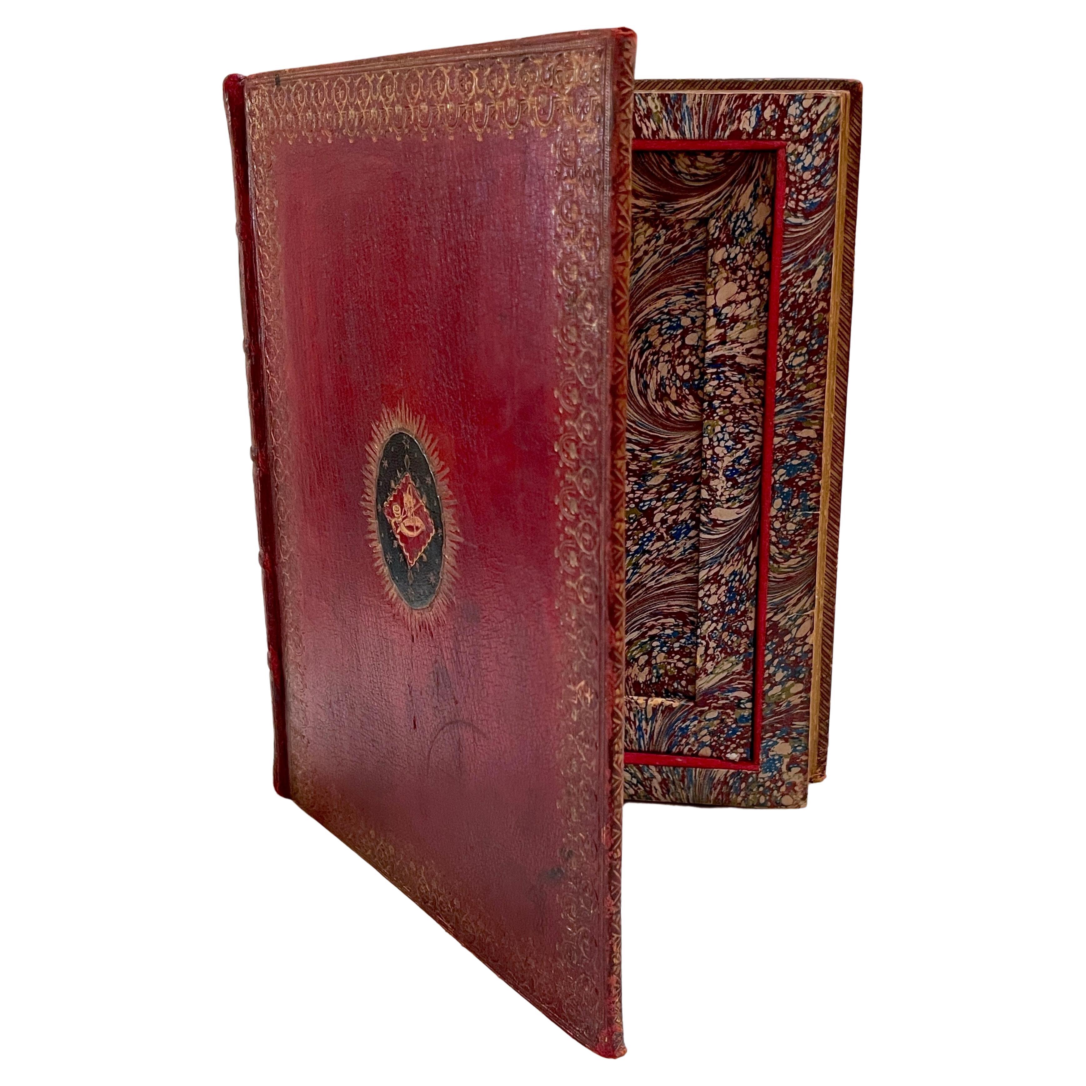 Rotes geprägtes Ledergefäß „Faux / Dummy“-Bücherschachtel mit Knöpfen aus dem 19. Jahrhundert 