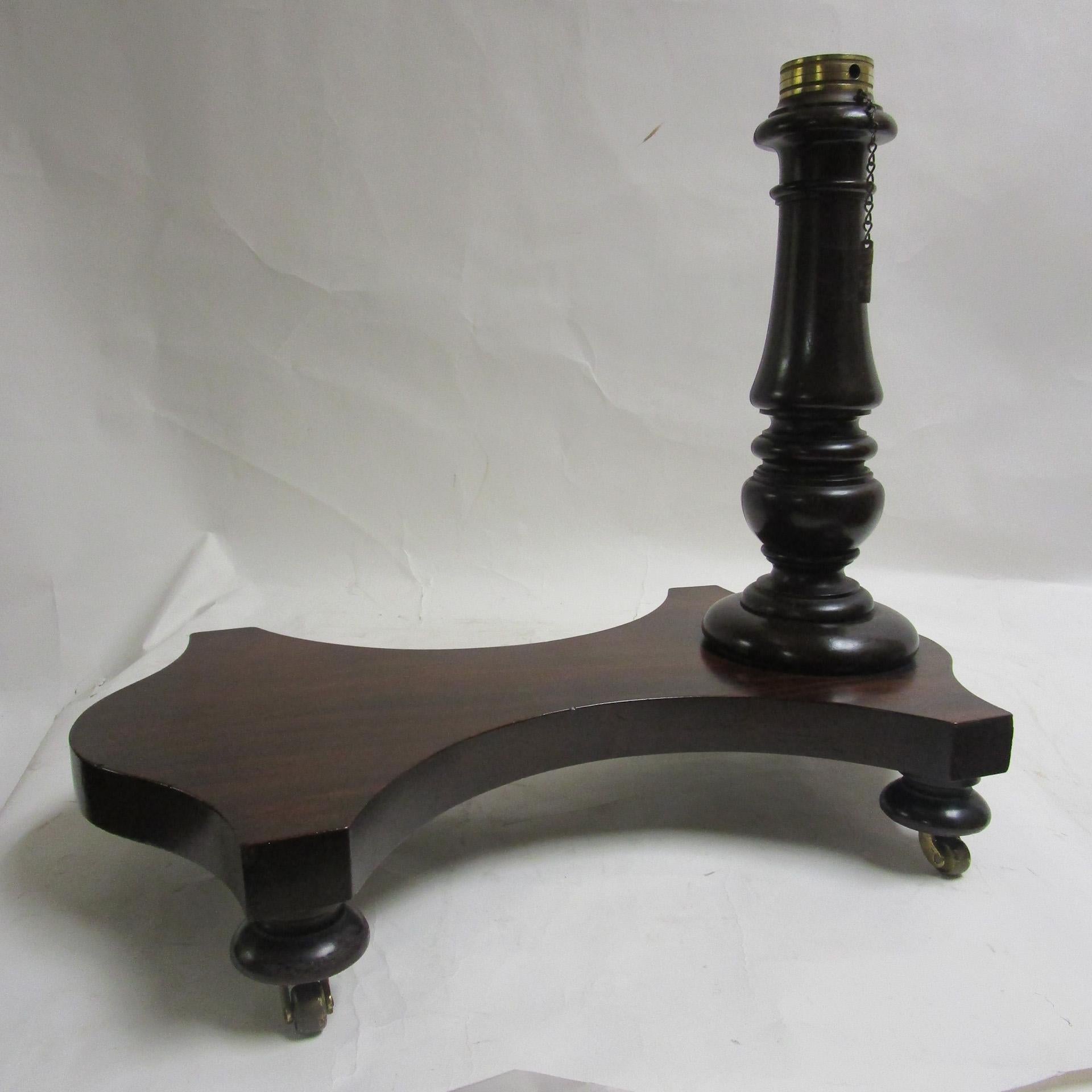 Laiton Table à écrire réglable en acajou de style Régence anglaise du 19ème siècle en vente
