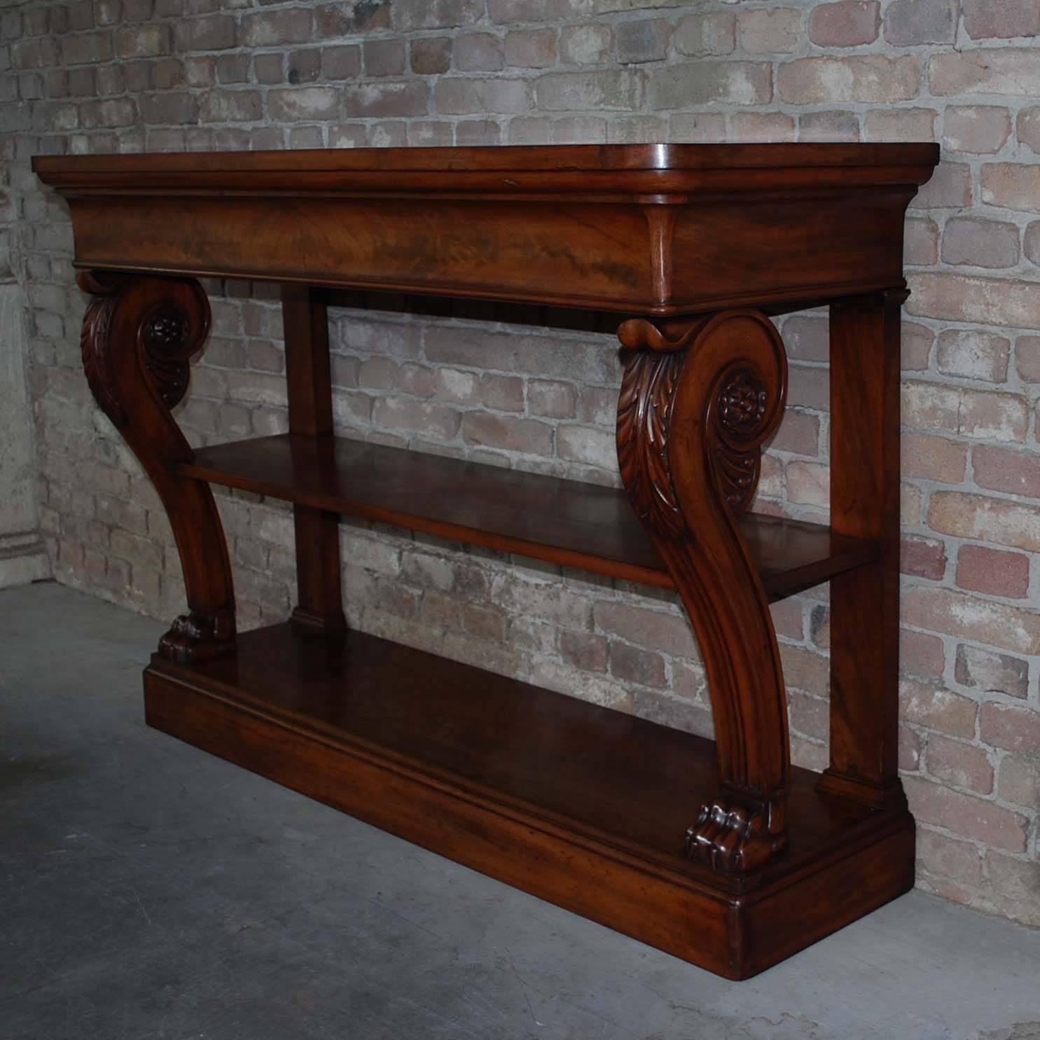 19th century Regency mahogany pedestal sideboard in excellent condition.
It has two finely carved scrolling legs ending in carved claw feet.
Originates England, dating app. 1840.