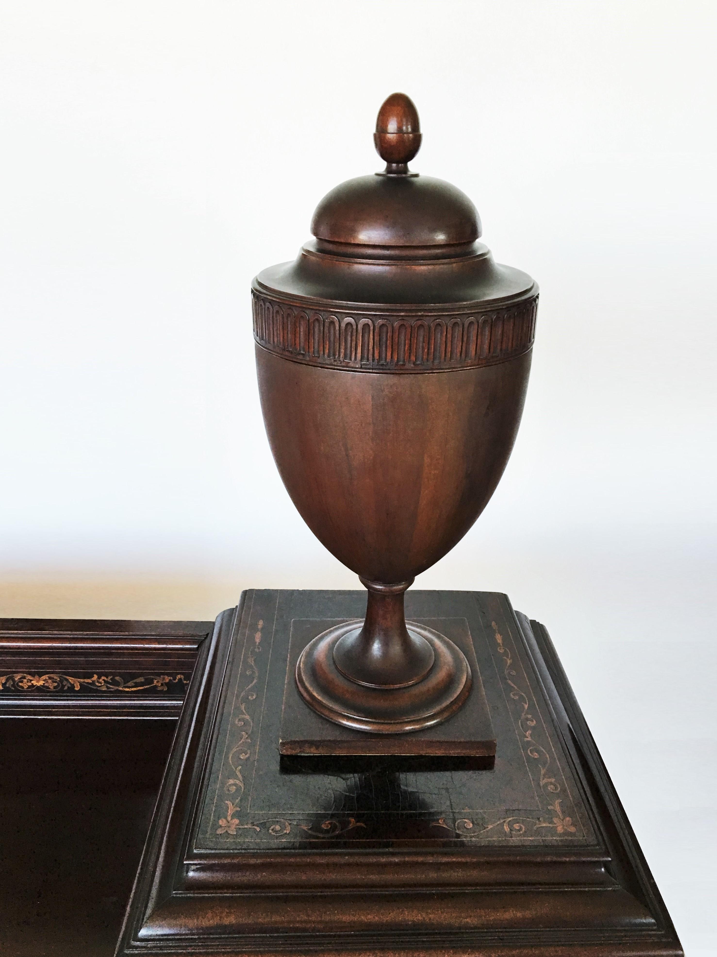buffet Régence du XIXe siècle en marqueterie de bois de rose avec urnes à couverts en vente 2