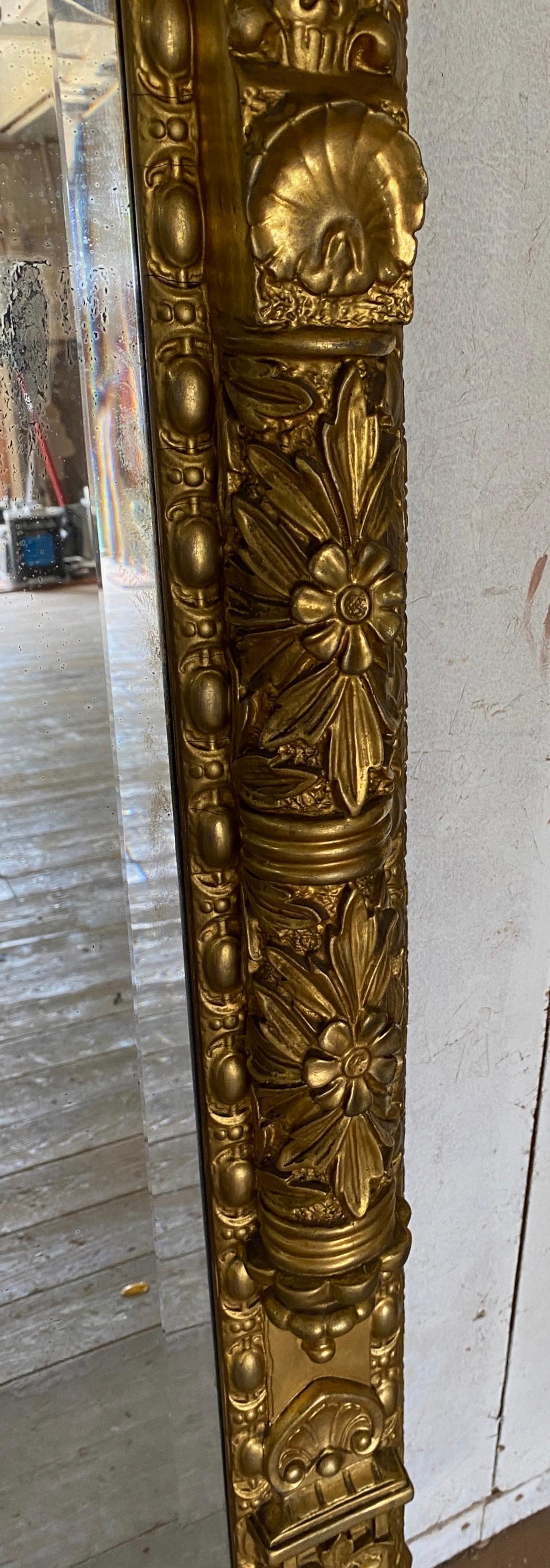 Sculpté Miroir surmonté d'un manteau de style Renaissance du 19e siècle en vente