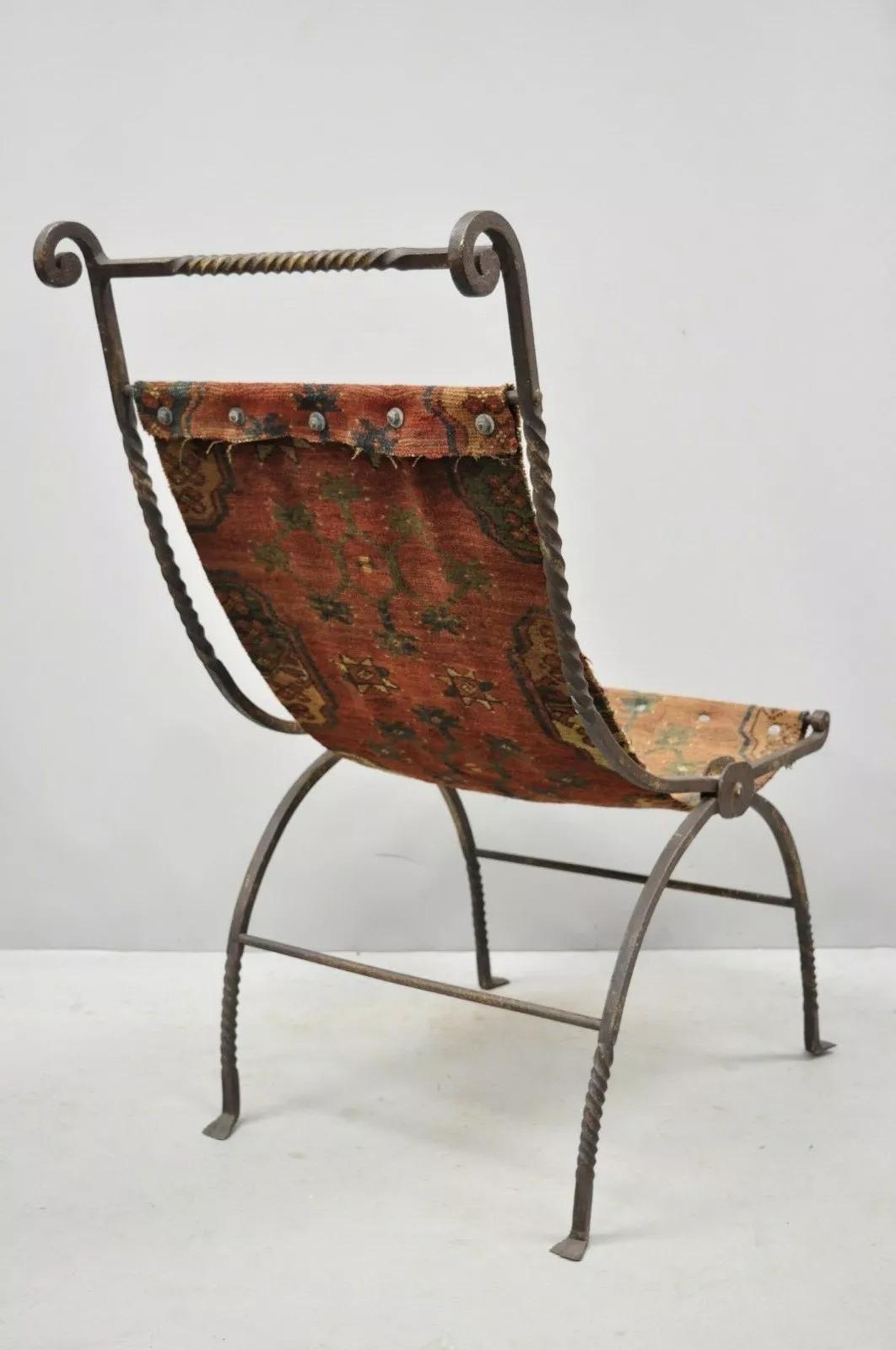 Chaise d'appoint Curule en fer forgé Renaissance Savonarola du 19ème siècle. Cet article se compose d'un cadre pliant en fer forgé à la main, d'une finition vieillie, d'un siège en moquette, d'un très bel article ancien, d'un style et d'une forme