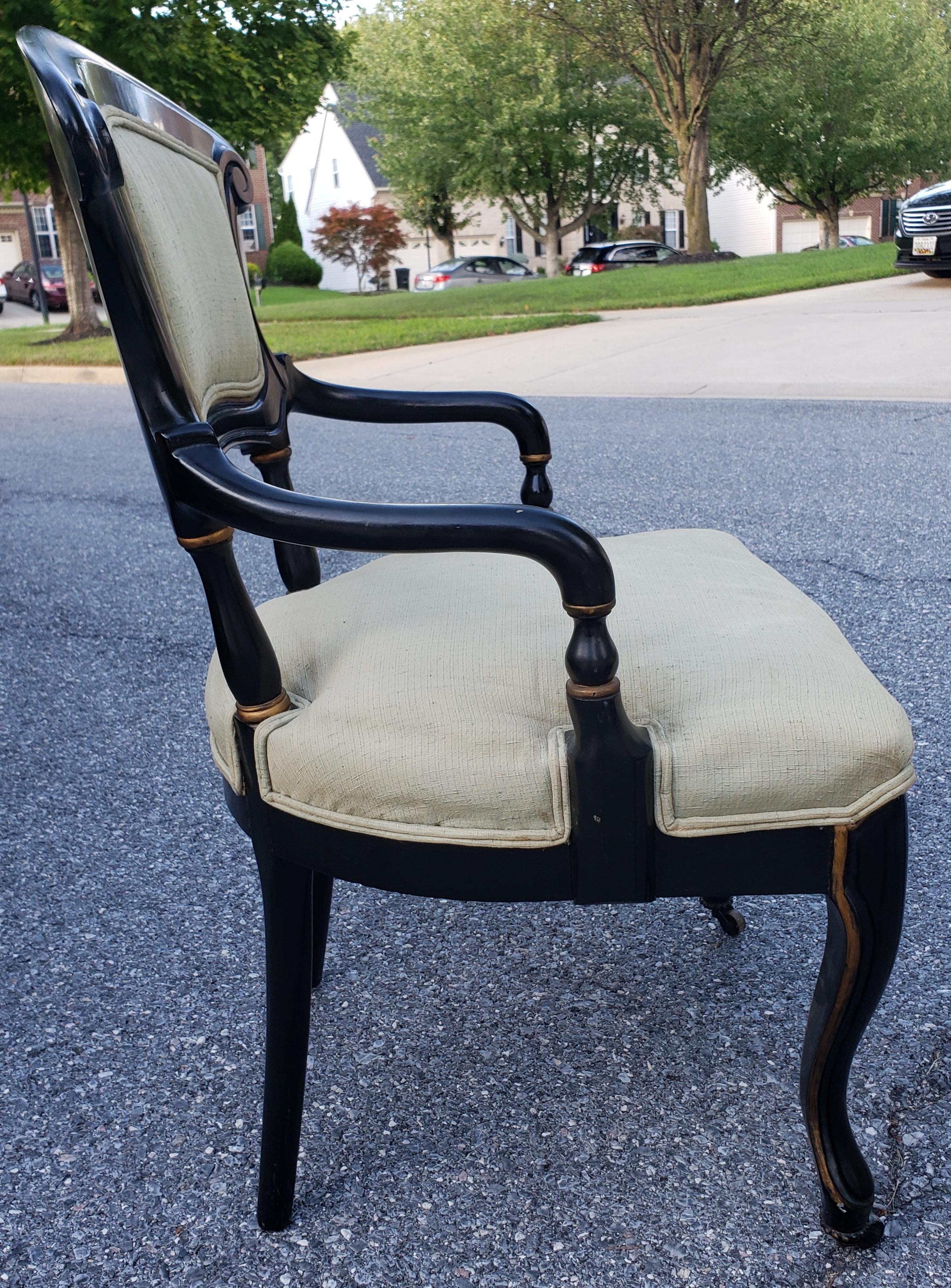 Ébénisé Paire de fauteuils rococo gustaviens ébonisés et partiellement dorés. en vente