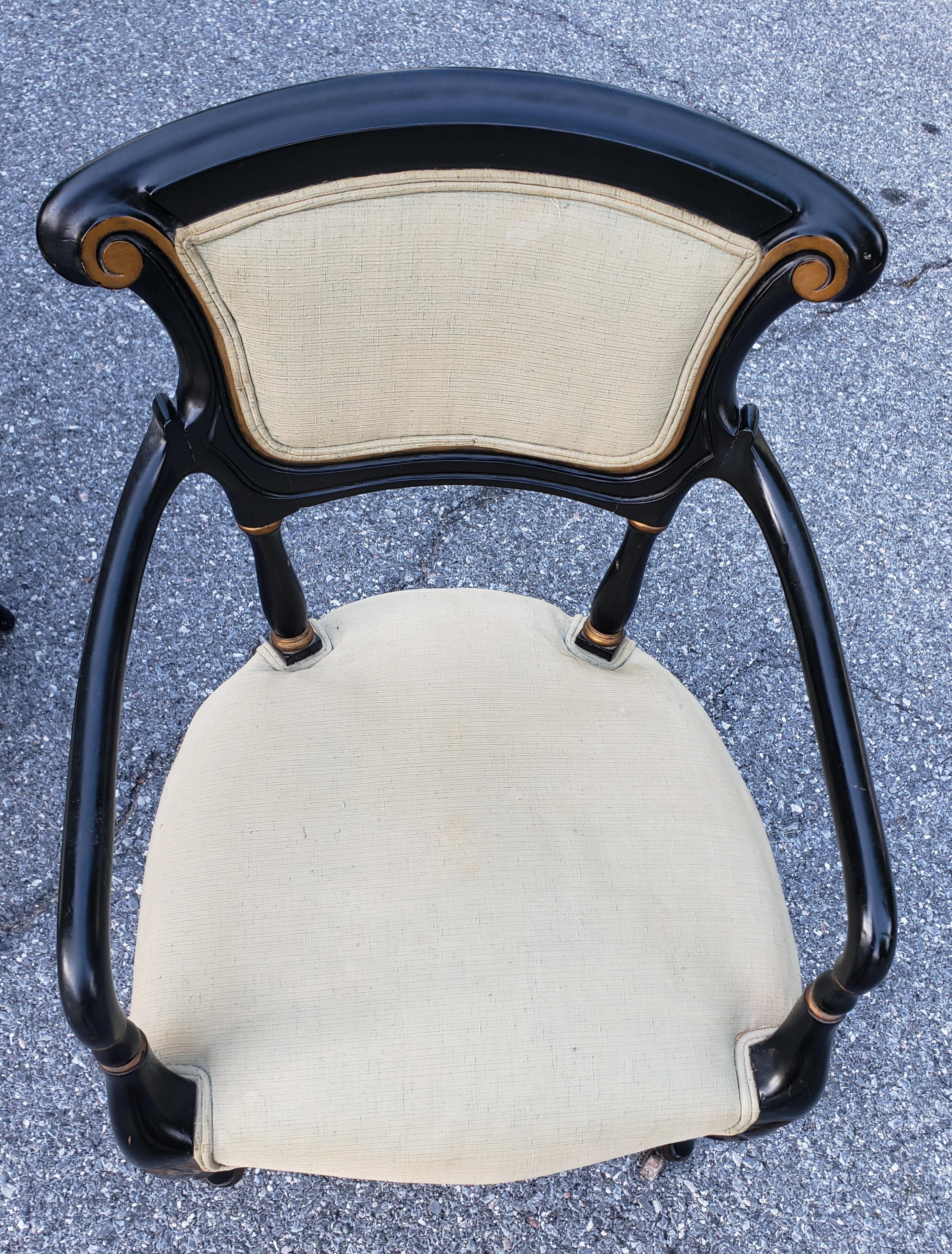Tissu d'ameublement Paire de fauteuils rococo gustaviens ébonisés et partiellement dorés. en vente