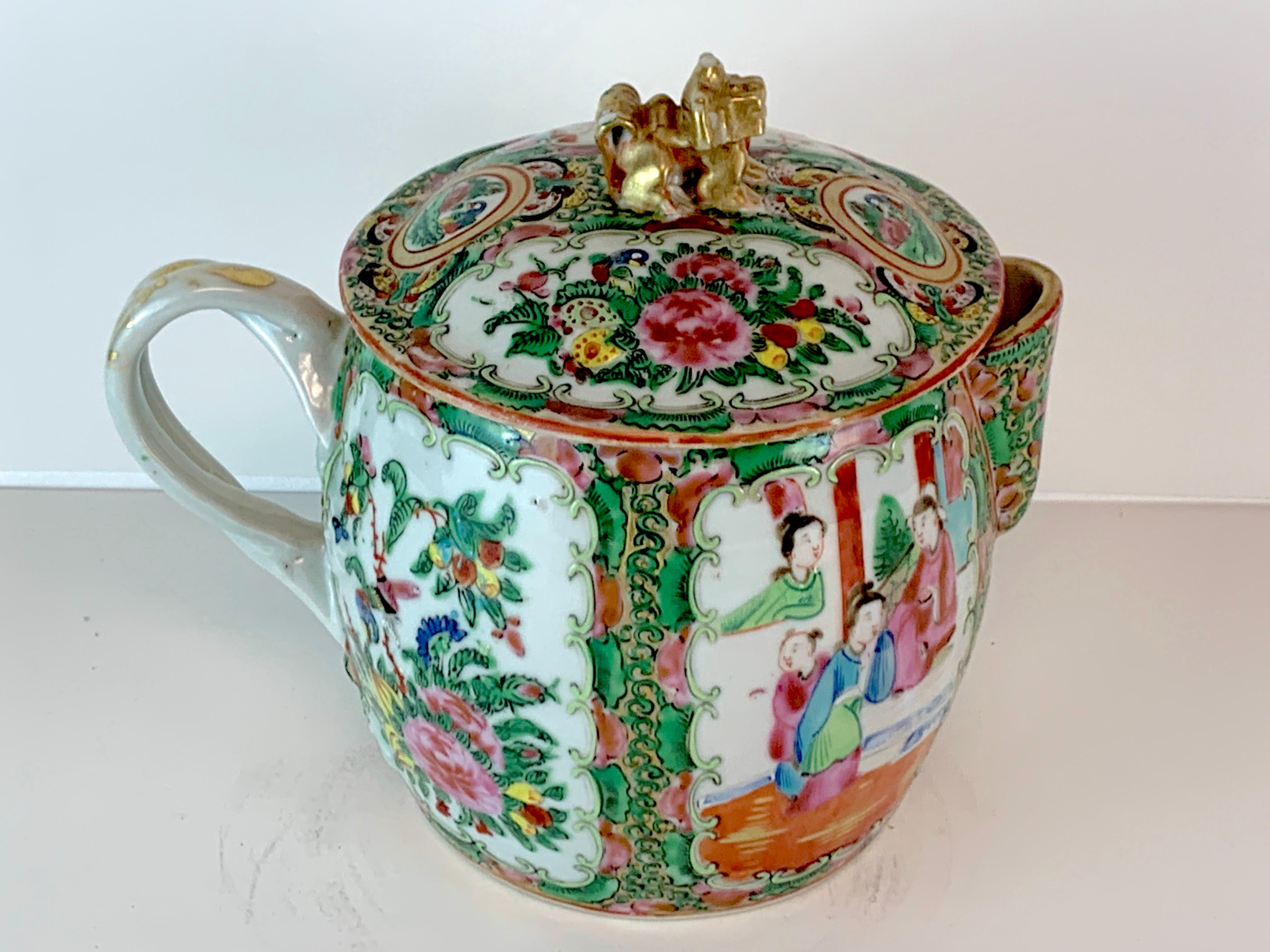 Chinese Export 19th Century Rose Medallion Cider Pitcher with Foo Dog Finial For Sale