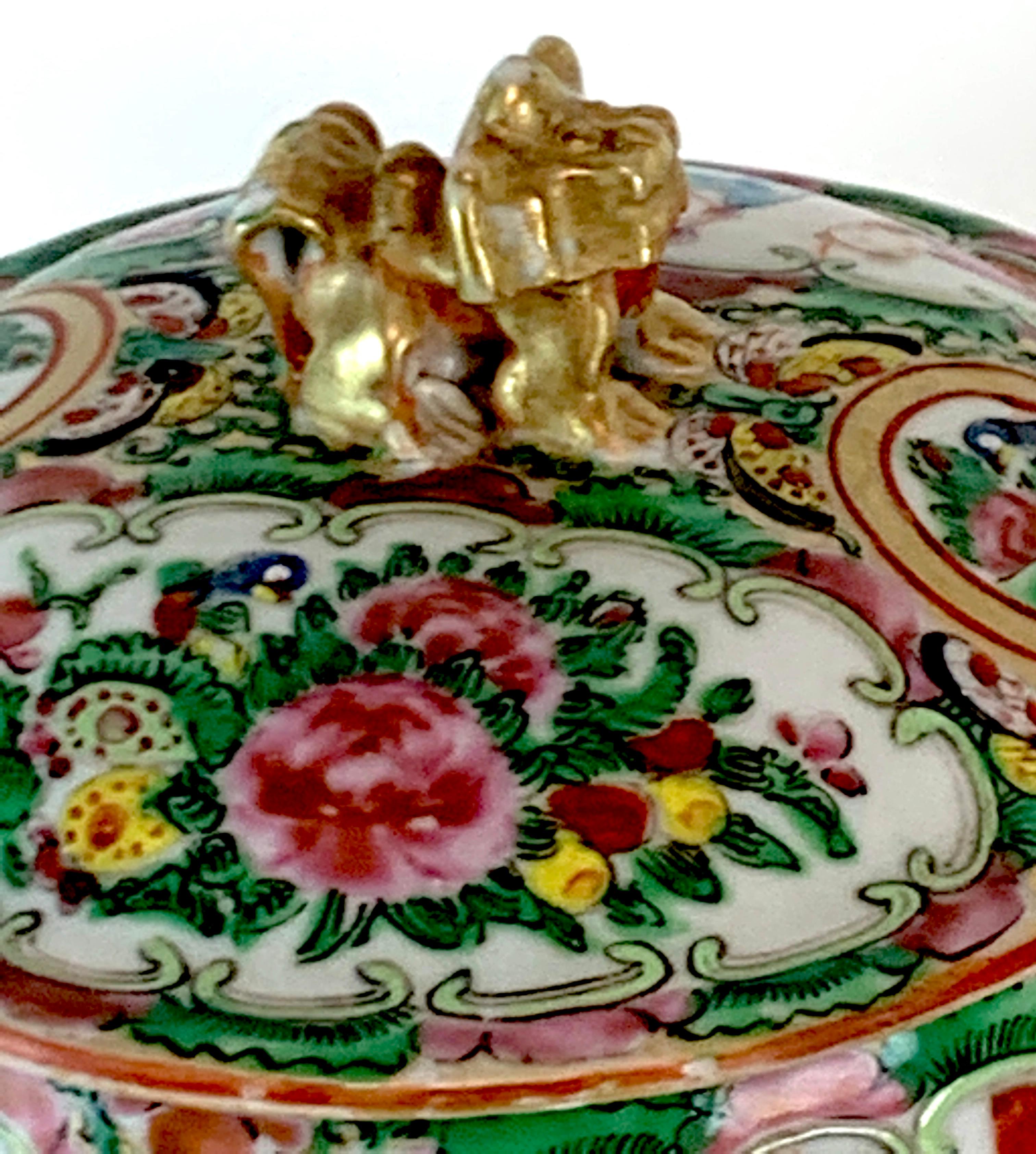 19th Century Rose Medallion Cider Pitcher with Foo Dog Finial In Good Condition For Sale In West Palm Beach, FL