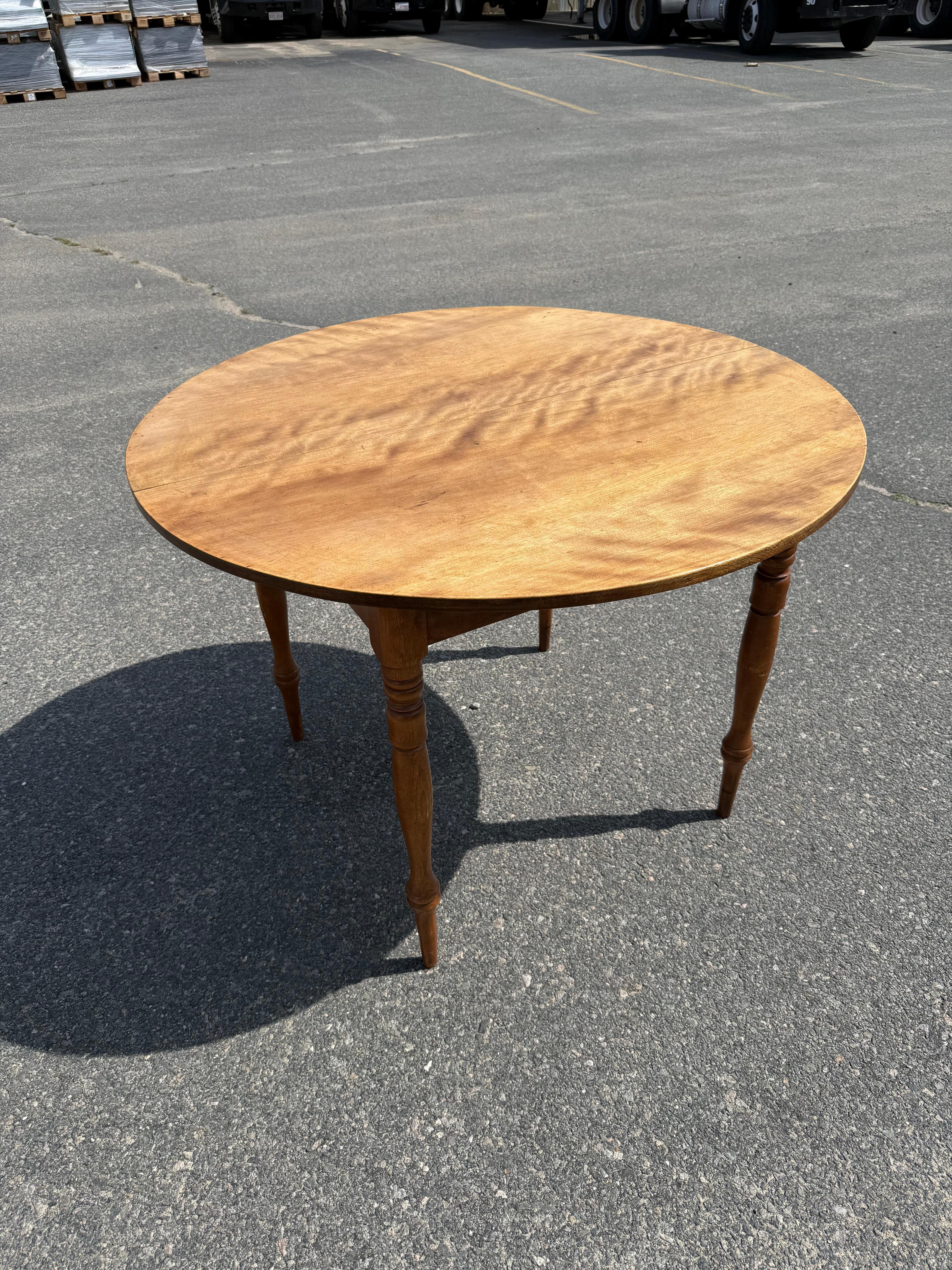 XIX sec. Tavolo rotondo in betulla con piano a due assi e gambe tornite e incise, venature vivaci con qualche tigratura.  Forse un tempo aveva un meccanismo di estrazione e una foglia. Nova Scotia. 