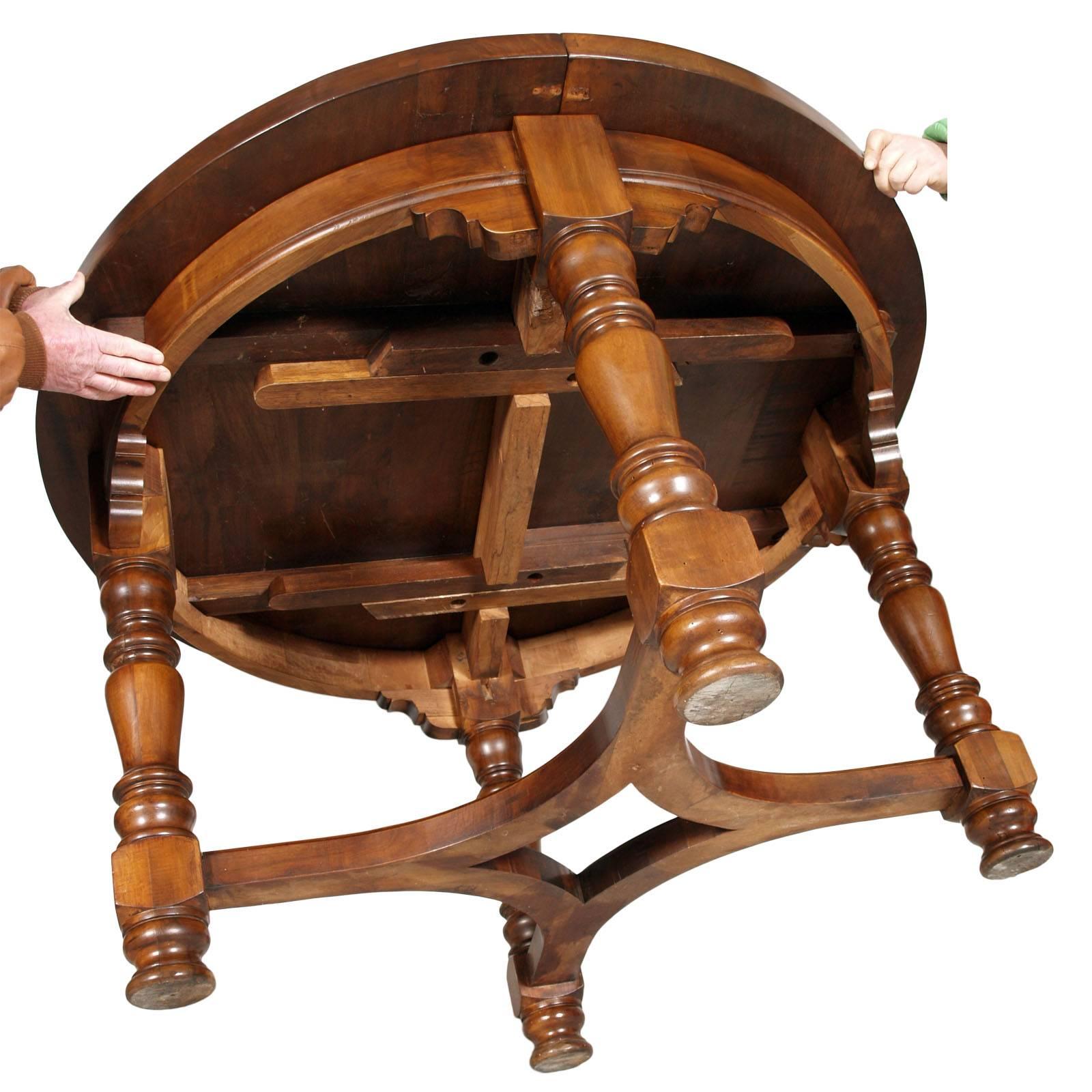 XIXe siècle Table ronde à rallonge baroque du 19ème siècle, entièrement en noyer massif, polie à la cire en vente