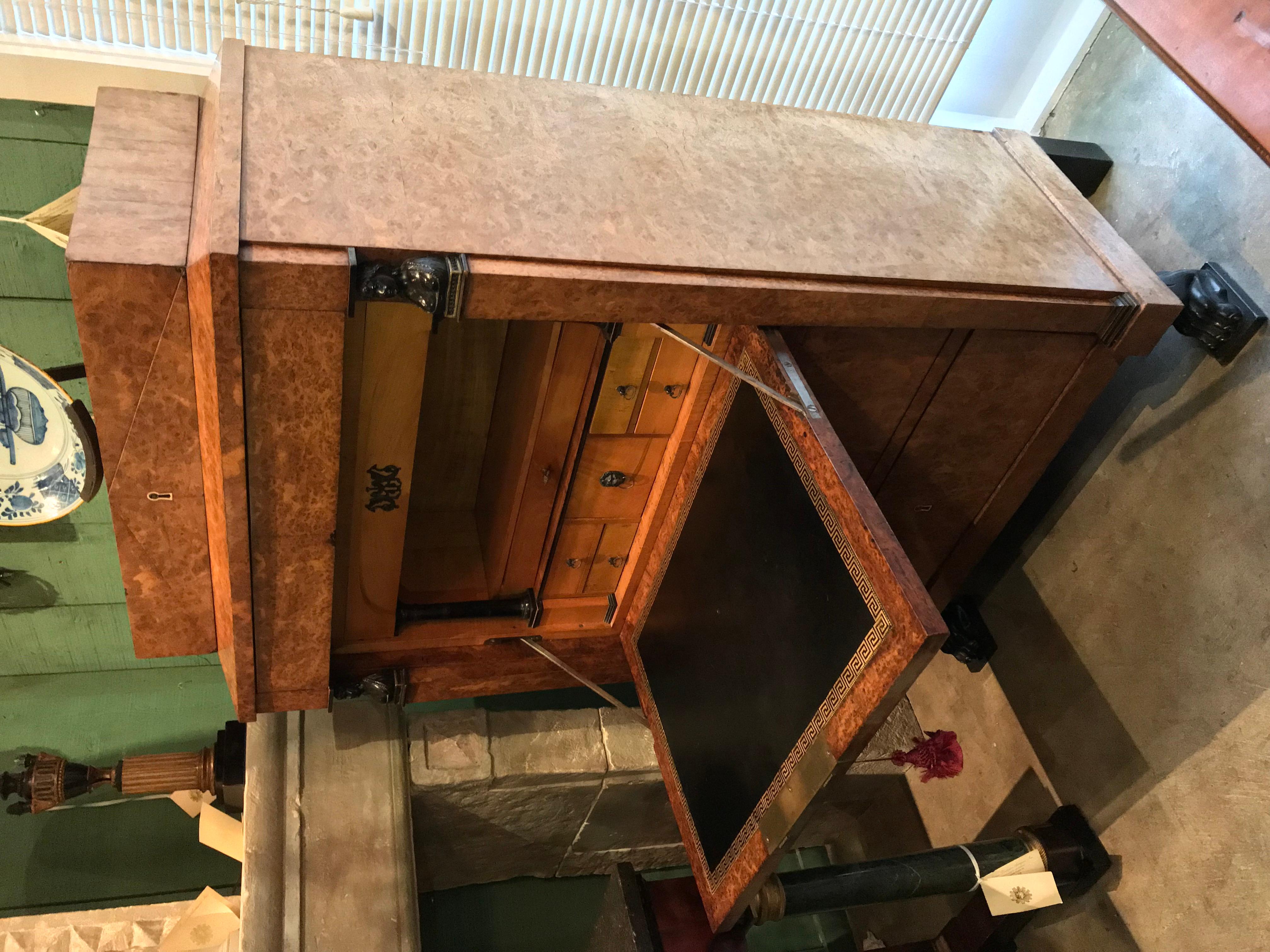 Siglo XIX Escritorio de secretaria de madera burl real antigua y tablero de hoja abatible de cuero negro Hrh en venta 10