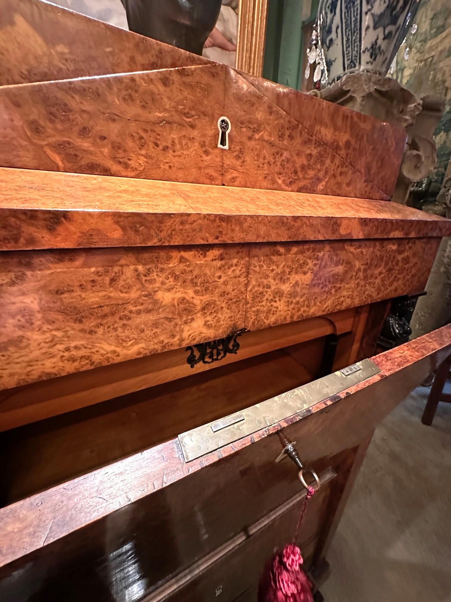 Siglo XIX Escritorio de secretaria de madera burl real antigua y tablero de hoja abatible de cuero negro Hrh en Bueno estado para la venta en West Hollywood, CA