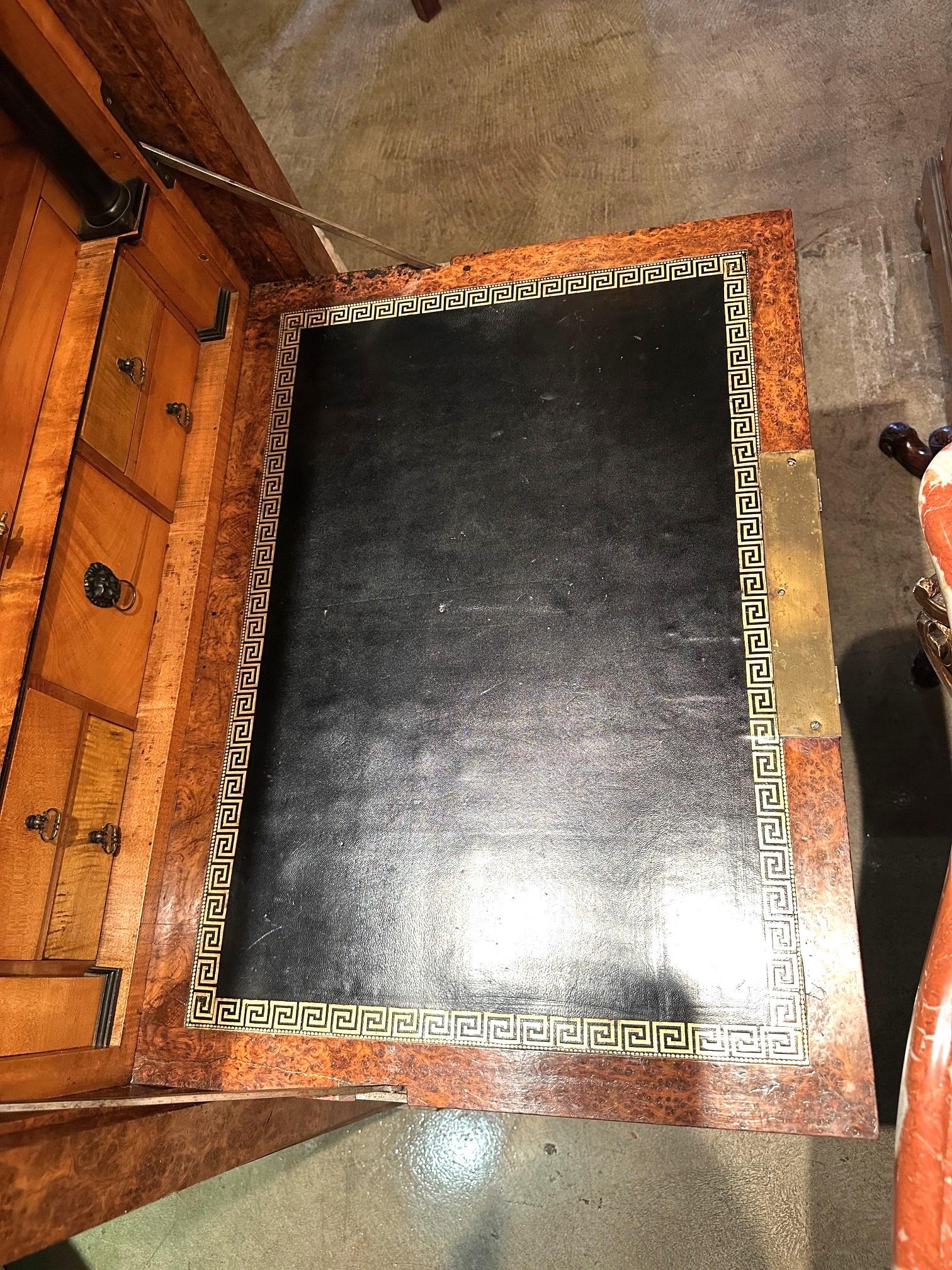 Siglo XIX Escritorio de secretaria de madera burl real antigua y tablero de hoja abatible de cuero negro Hrh siglo XIX en venta