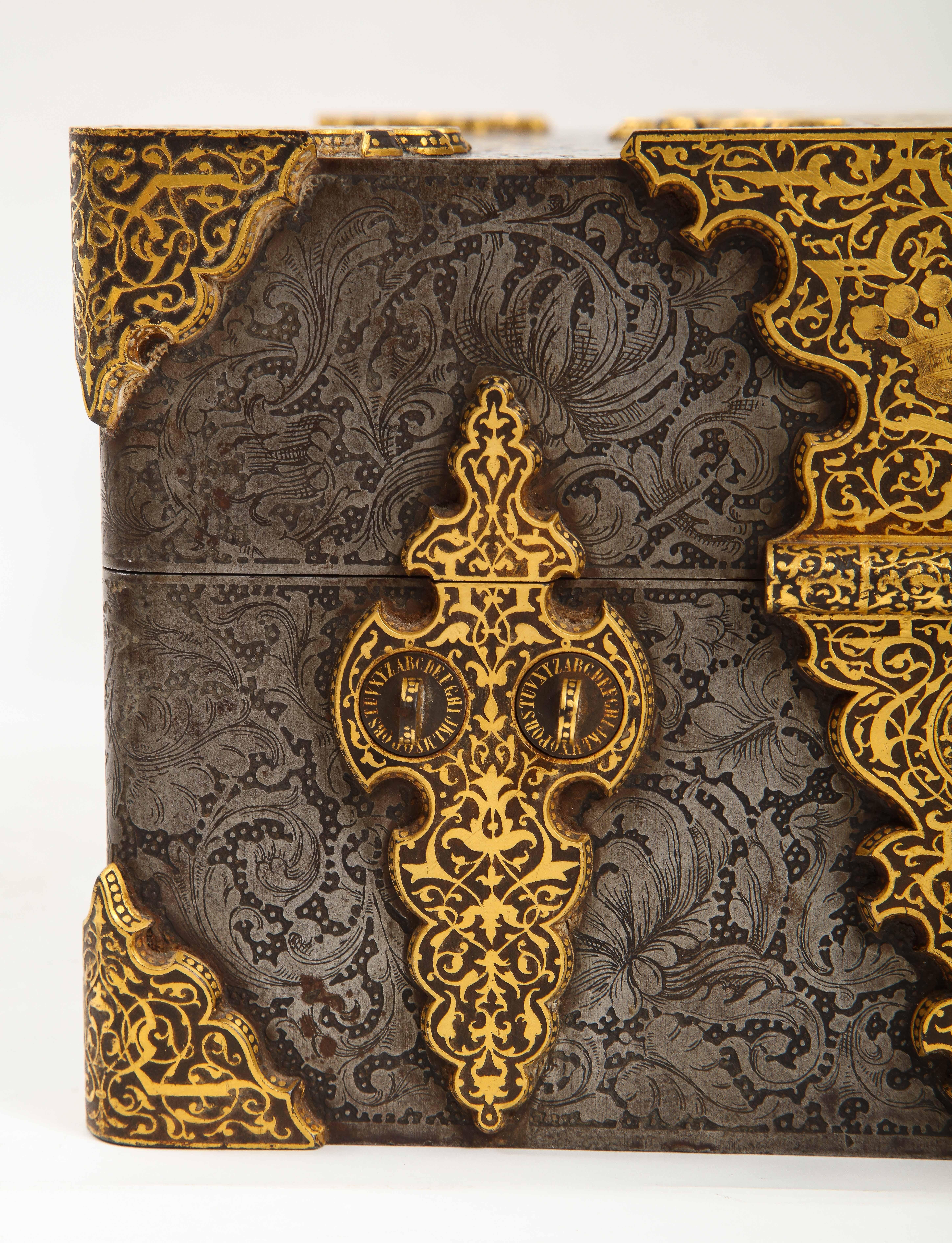 Caja/Protección Real del S. XIX con Escudo de Armas, Oro, Damasquinado, Acero Grabado en venta 7