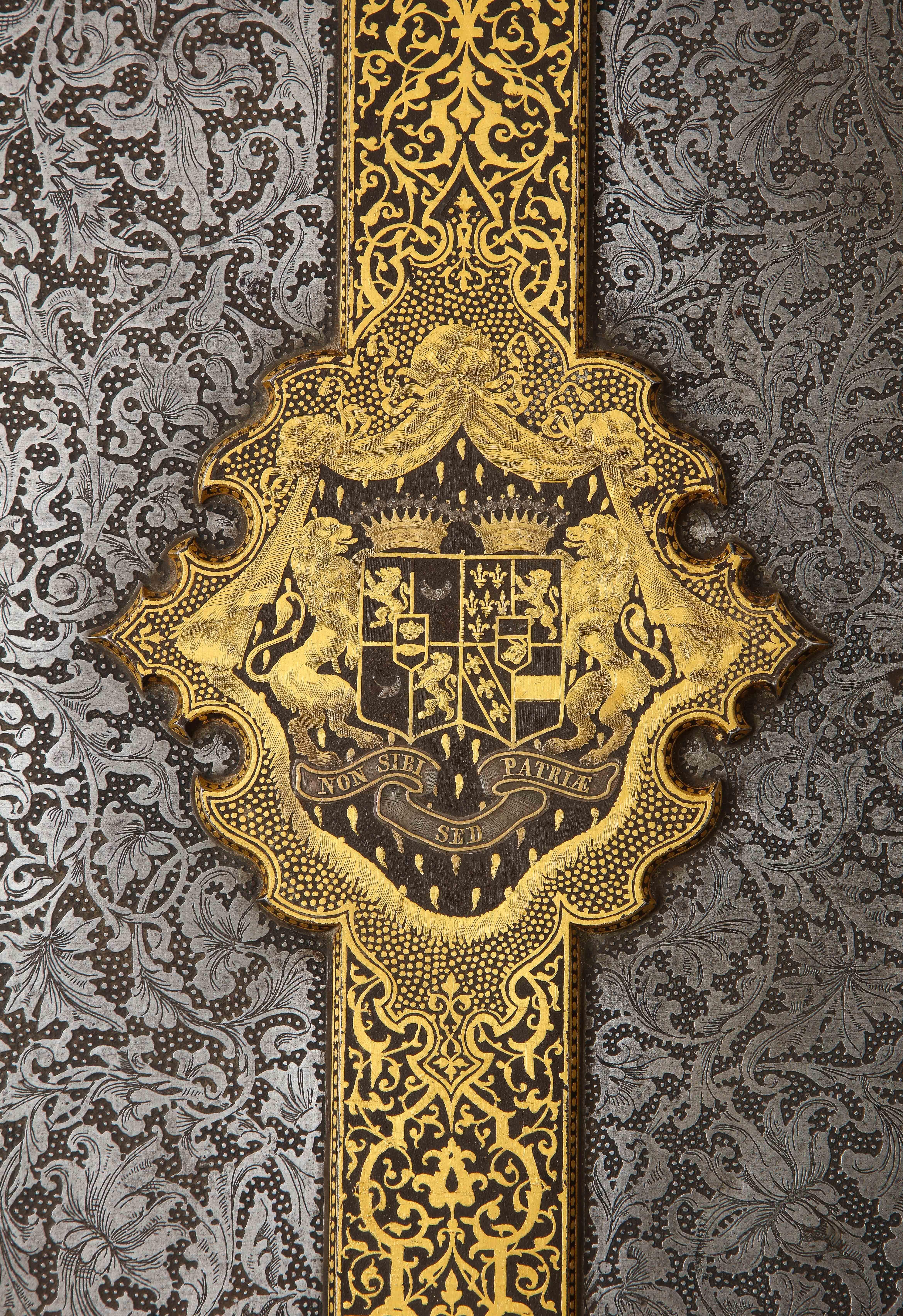 Caja/Protección Real del S. XIX con Escudo de Armas, Oro, Damasquinado, Acero Grabado en venta 9