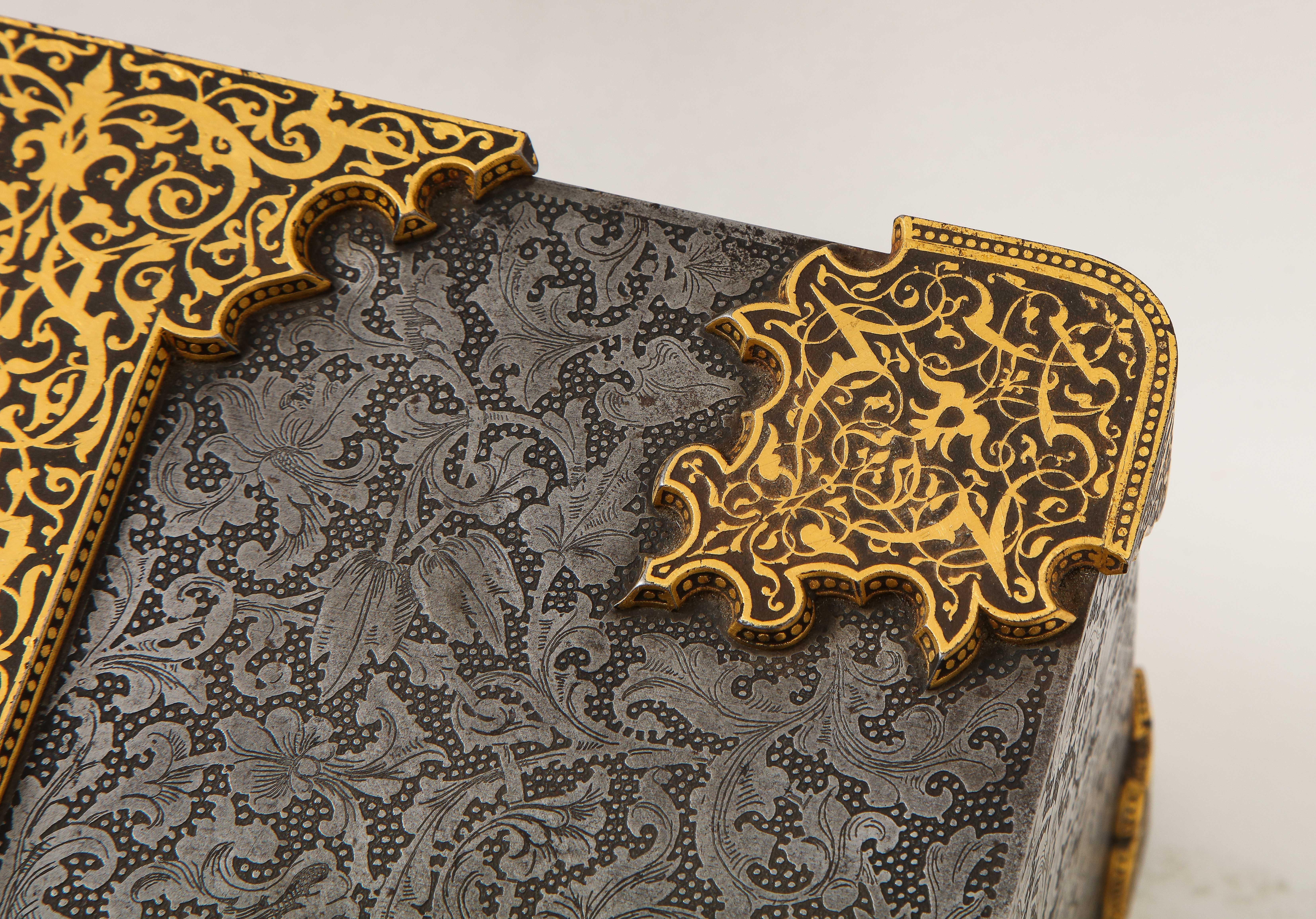 Caja/Protección Real del S. XIX con Escudo de Armas, Oro, Damasquinado, Acero Grabado en venta 10