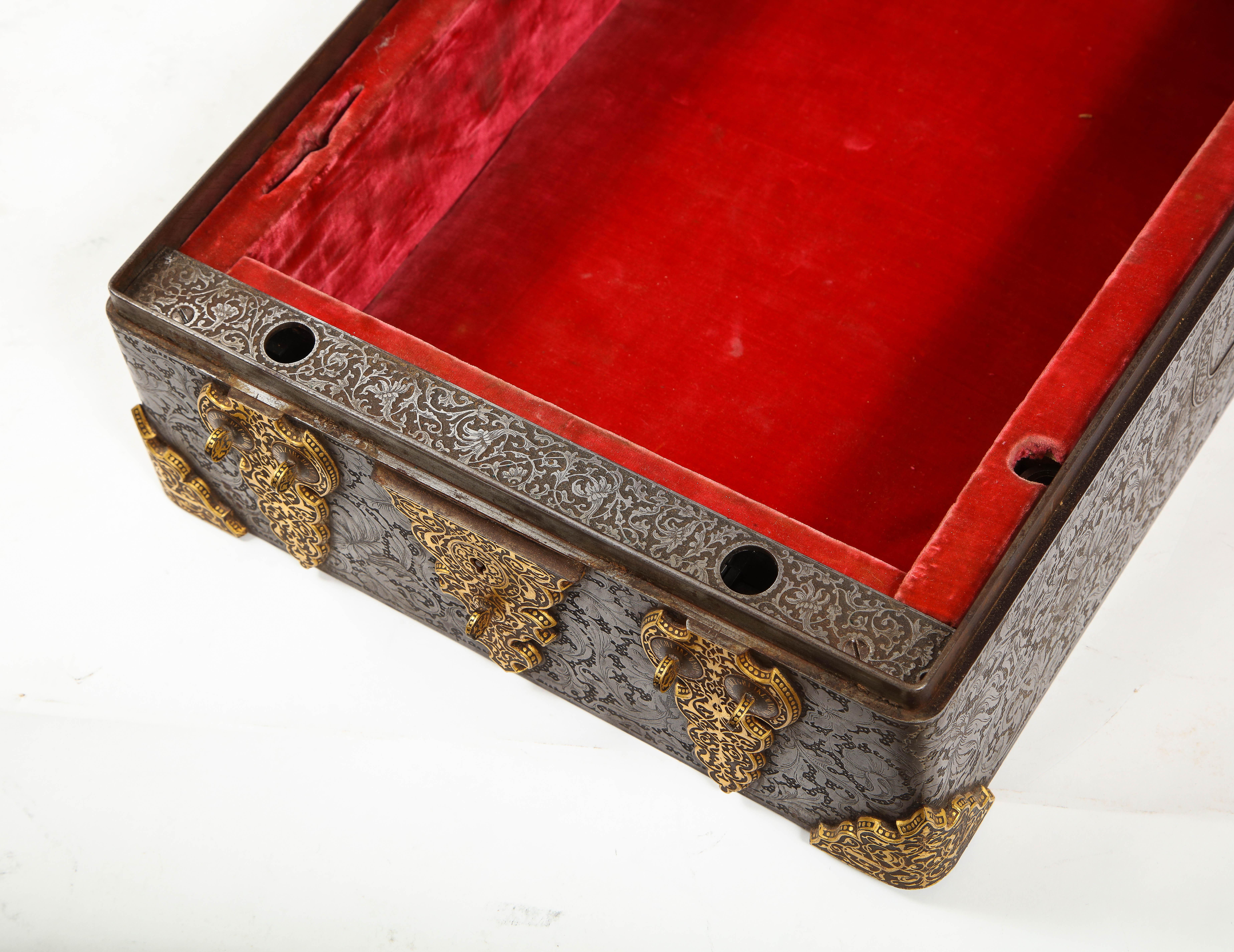 Caja/Protección Real del S. XIX con Escudo de Armas, Oro, Damasquinado, Acero Grabado en venta 11
