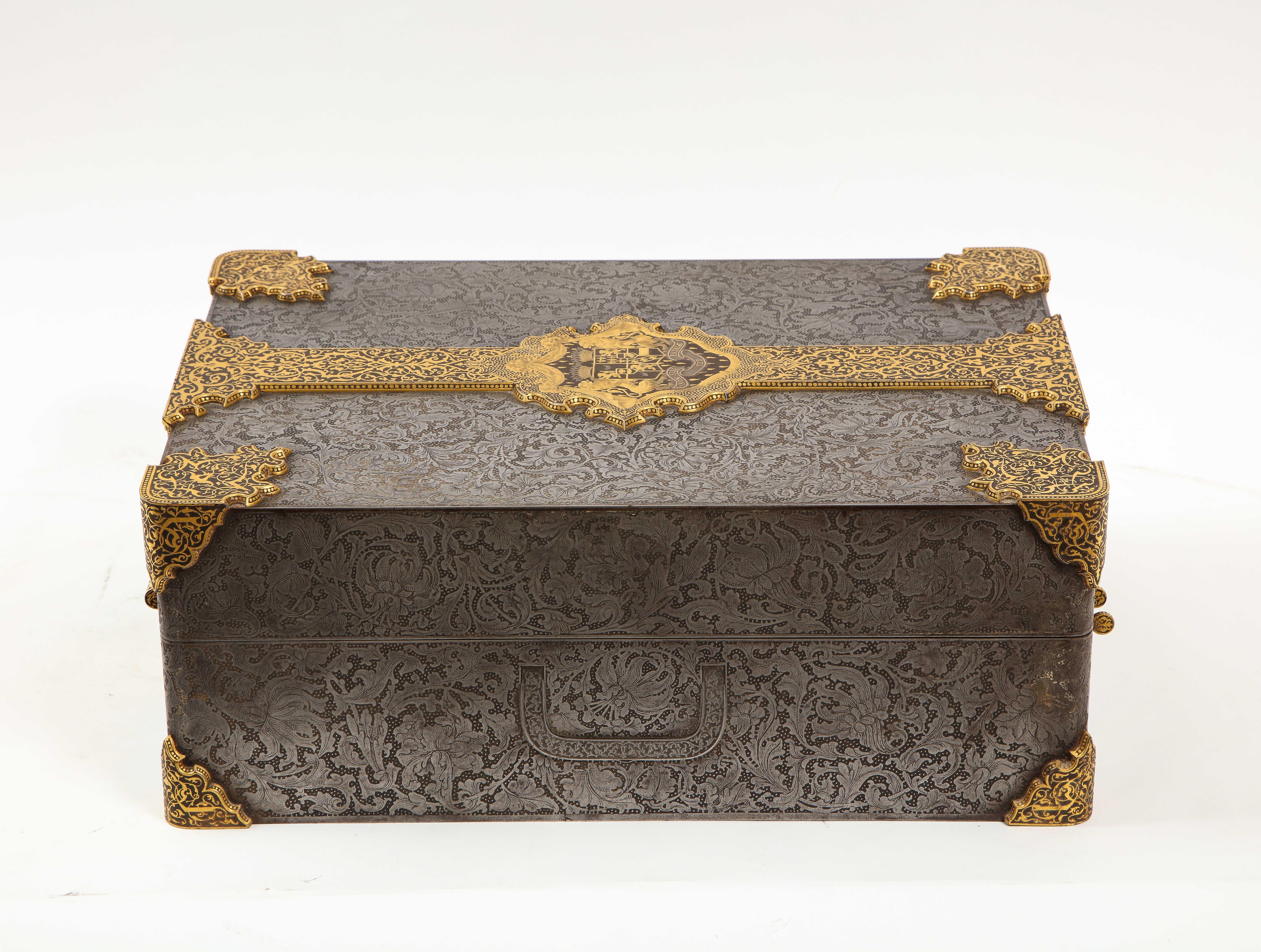 Caja/Protección Real del S. XIX con Escudo de Armas, Oro, Damasquinado, Acero Grabado Renacimiento renacentista en venta