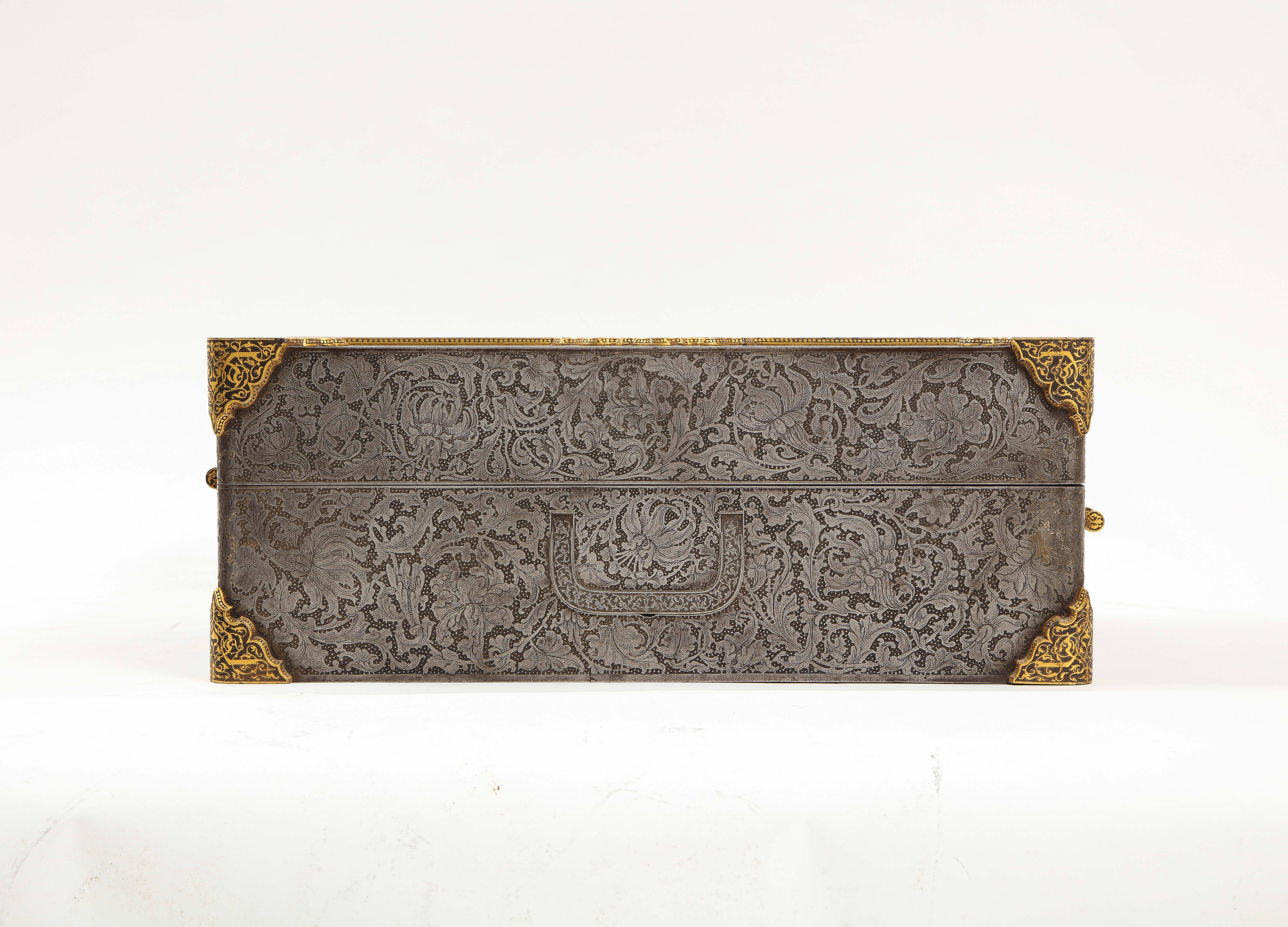 Caja/Protección Real del S. XIX con Escudo de Armas, Oro, Damasquinado, Acero Grabado Francés en venta