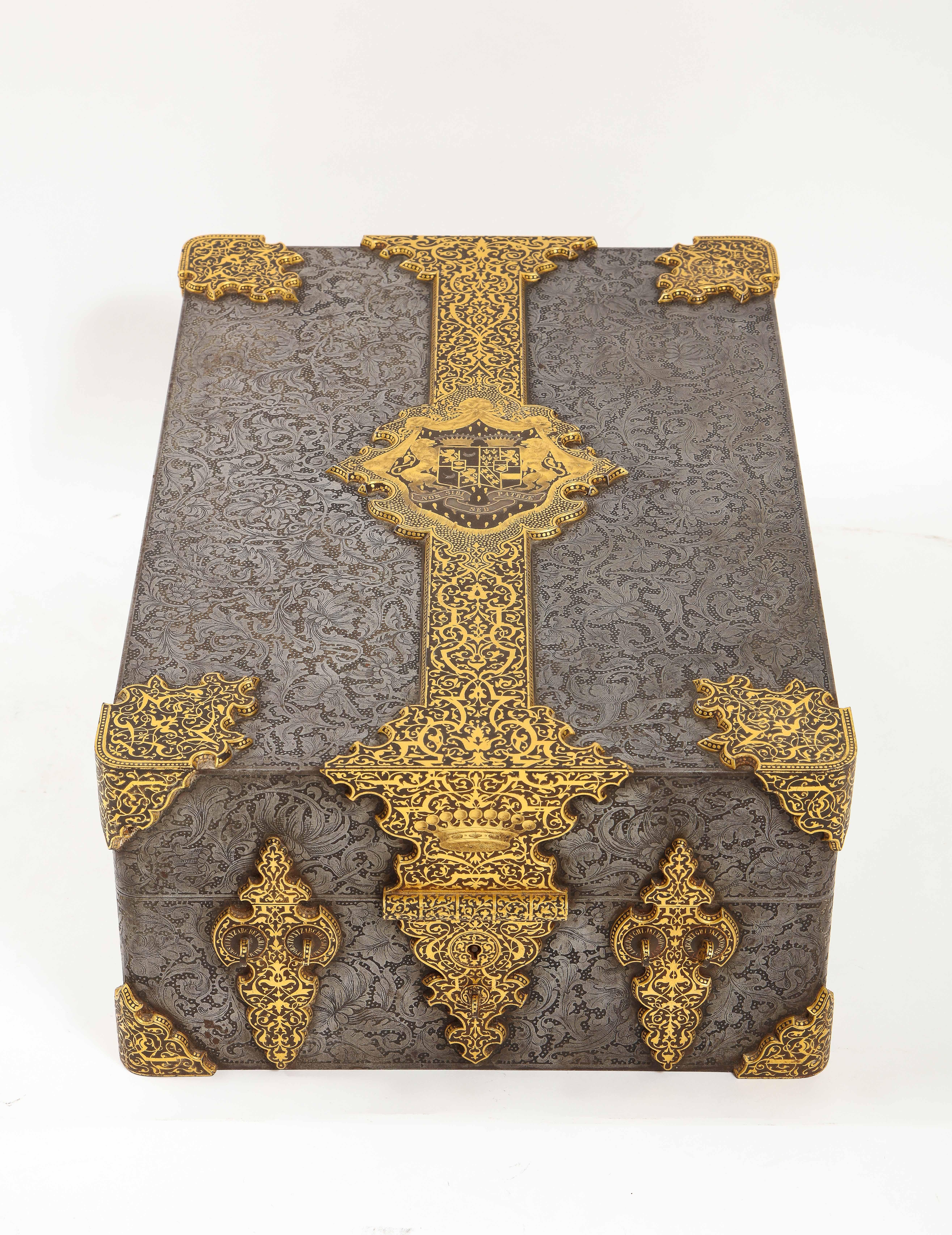Caja/Protección Real del S. XIX con Escudo de Armas, Oro, Damasquinado, Acero Grabado Tallado en venta