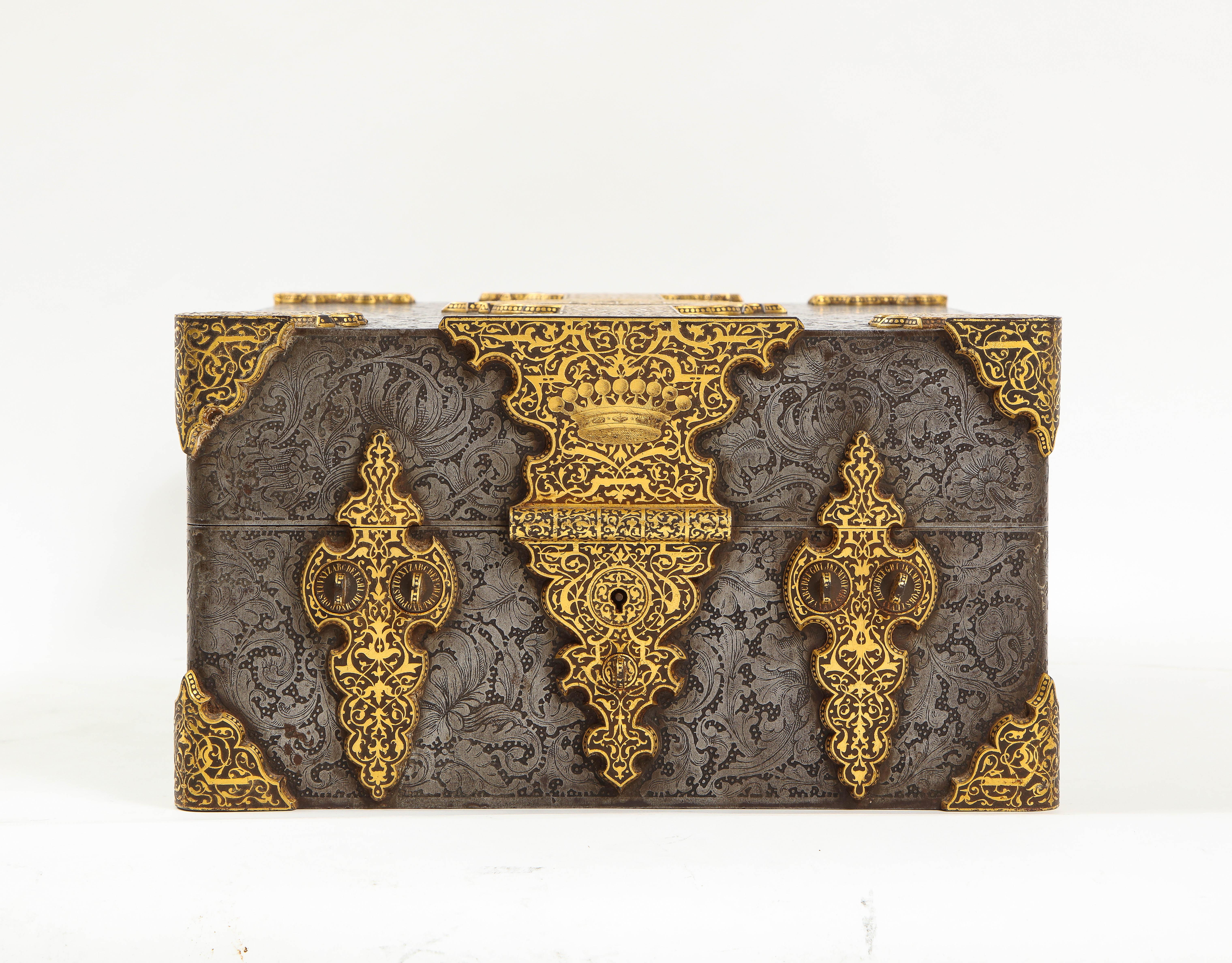 Caja/Protección Real del S. XIX con Escudo de Armas, Oro, Damasquinado, Acero Grabado en Bueno estado para la venta en New York, NY