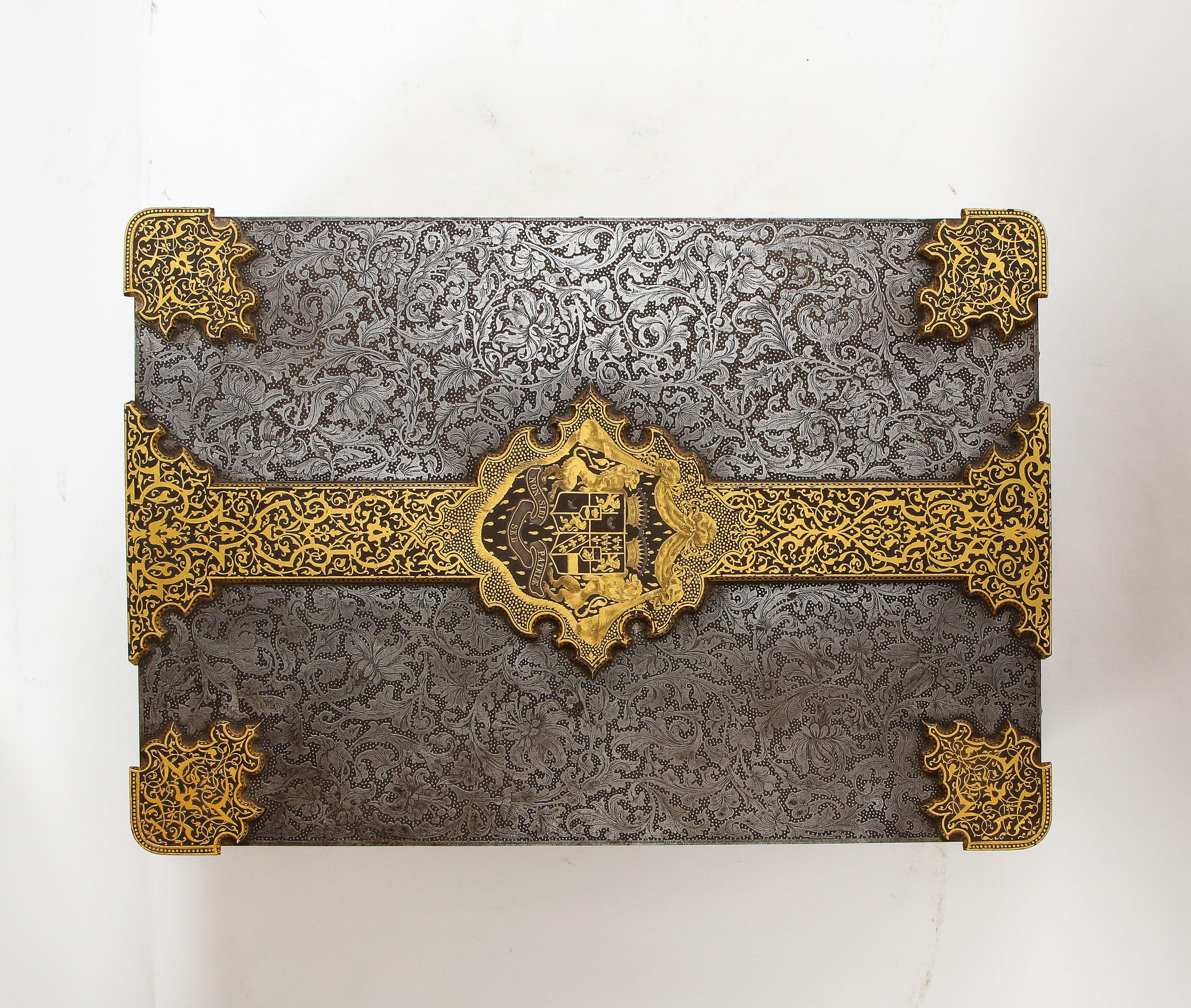 Caja/Protección Real del S. XIX con Escudo de Armas, Oro, Damasquinado, Acero Grabado Mediados del siglo XIX en venta