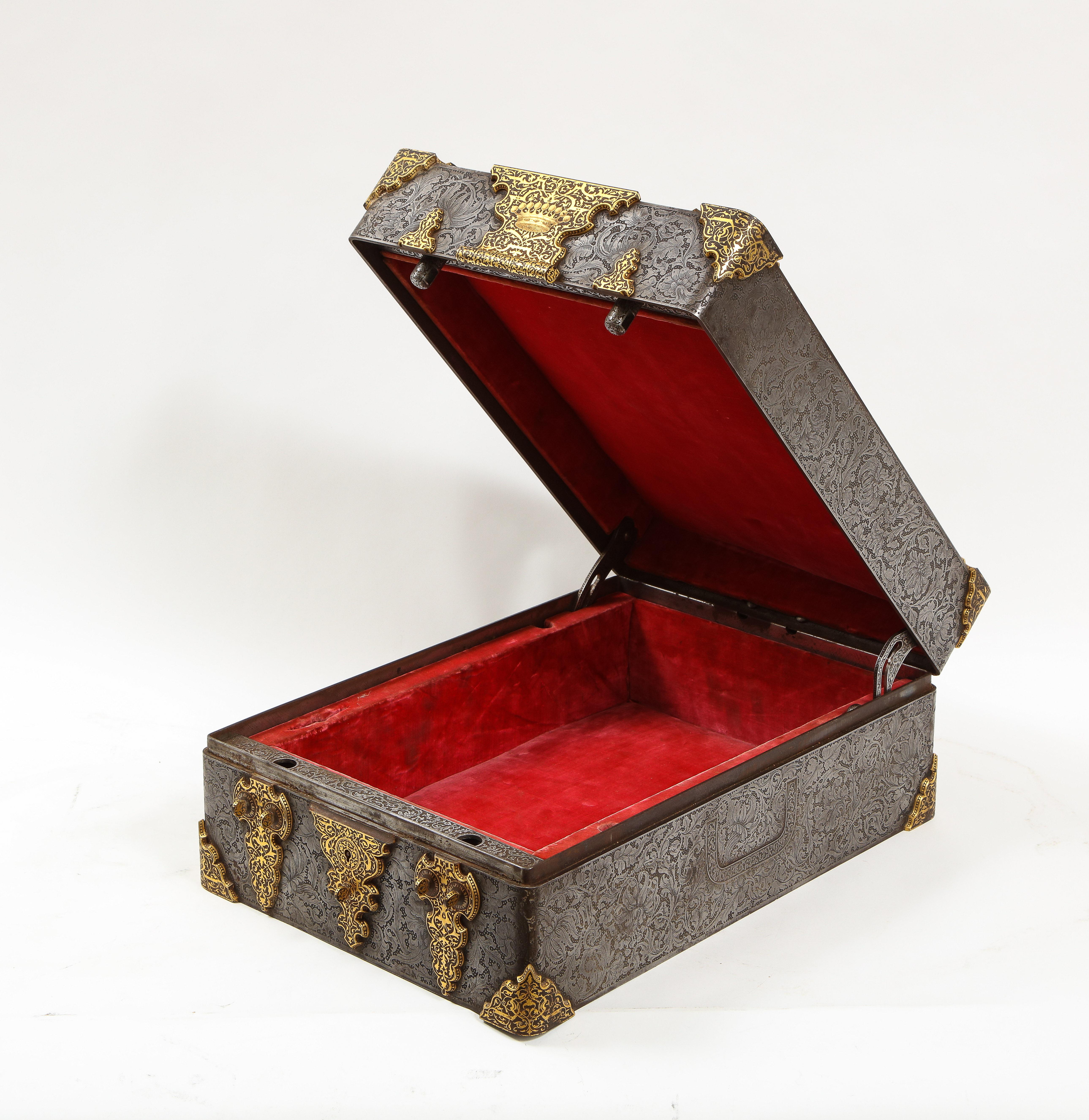 Caja/Protección Real del S. XIX con Escudo de Armas, Oro, Damasquinado, Acero Grabado en venta 1