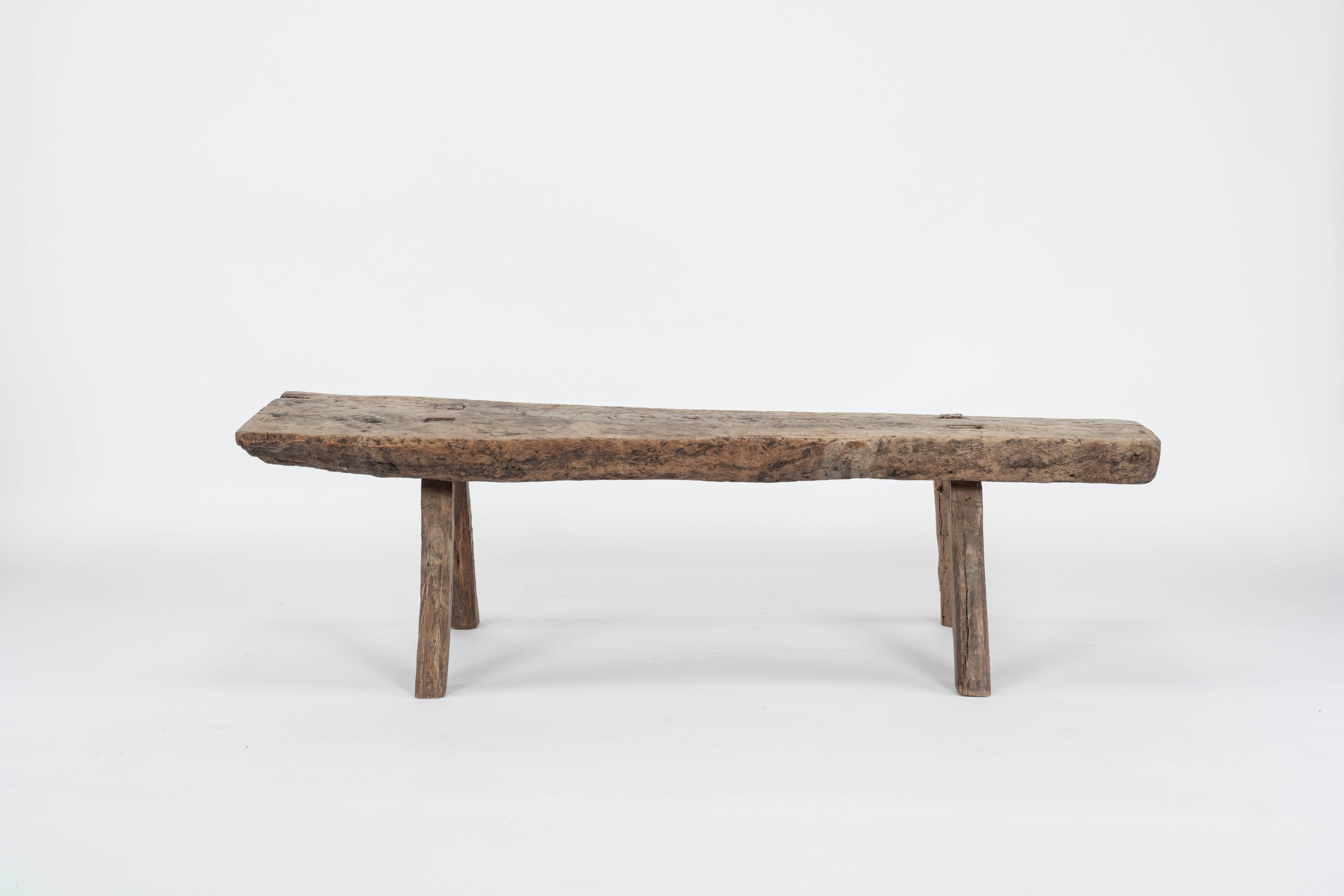 Banc ou table basse en bois rustique.  