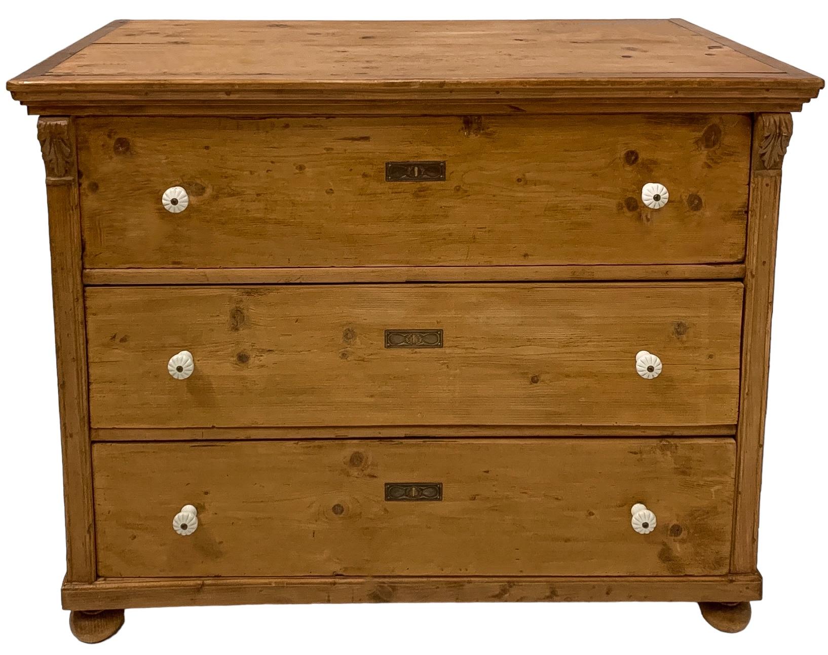 19th-C. Rustic English Country Pine Chest / Commode W / Porcelain Knobs For Sale 2
