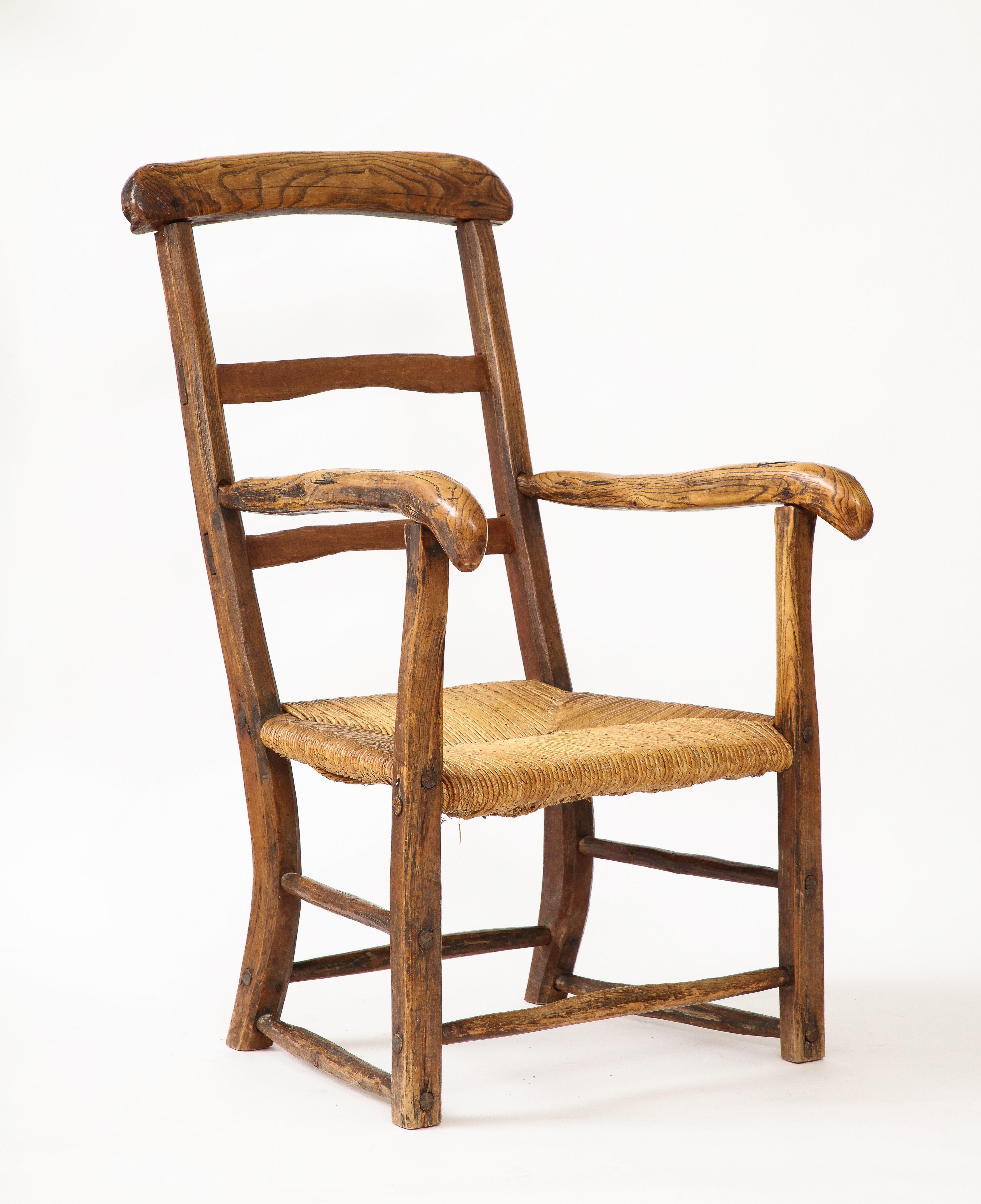 Chêne Chaise française rustique du 19ème siècle avec assise en paille en vente