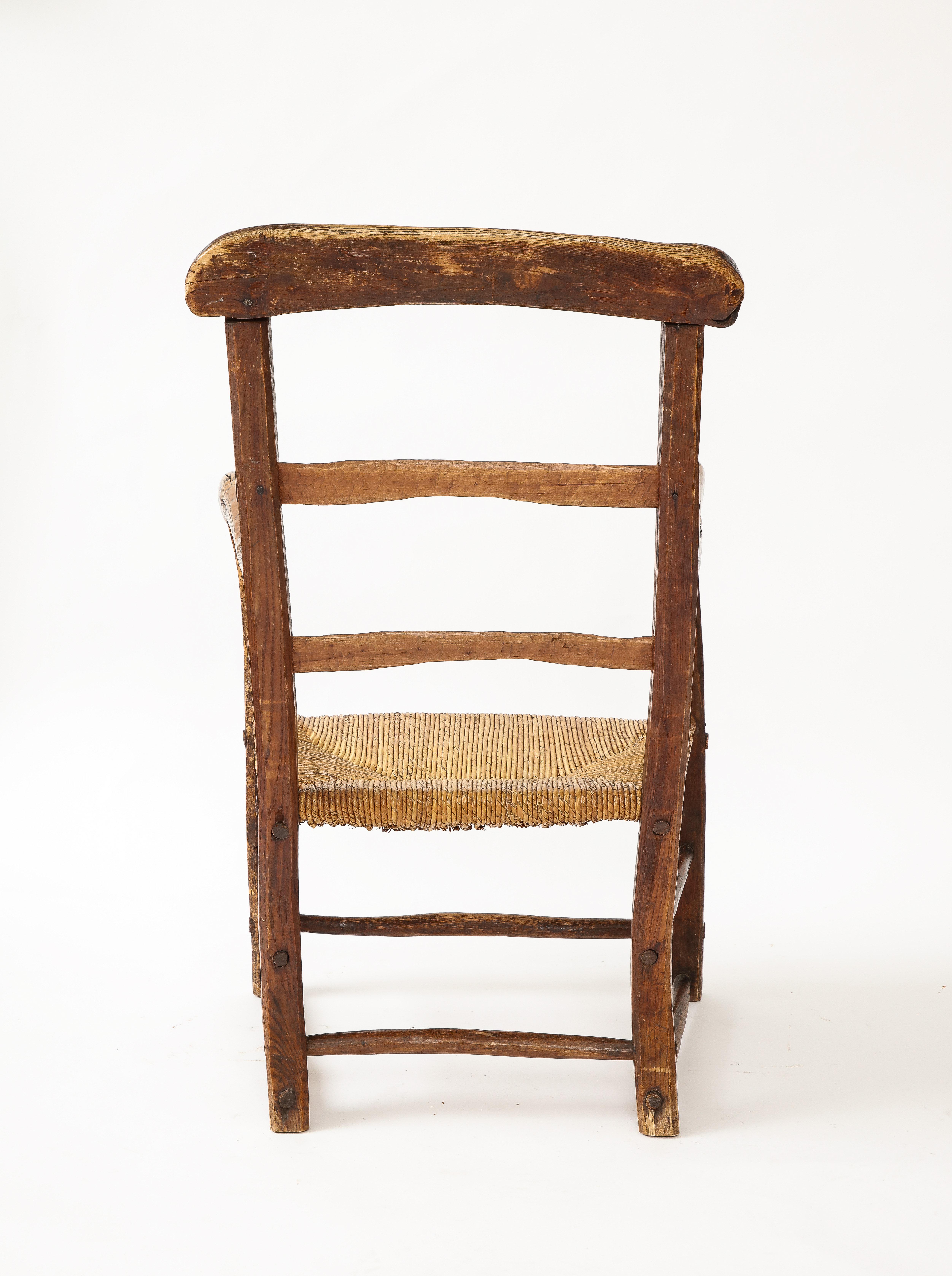 Chaise française rustique du 19ème siècle avec assise en paille en vente 4
