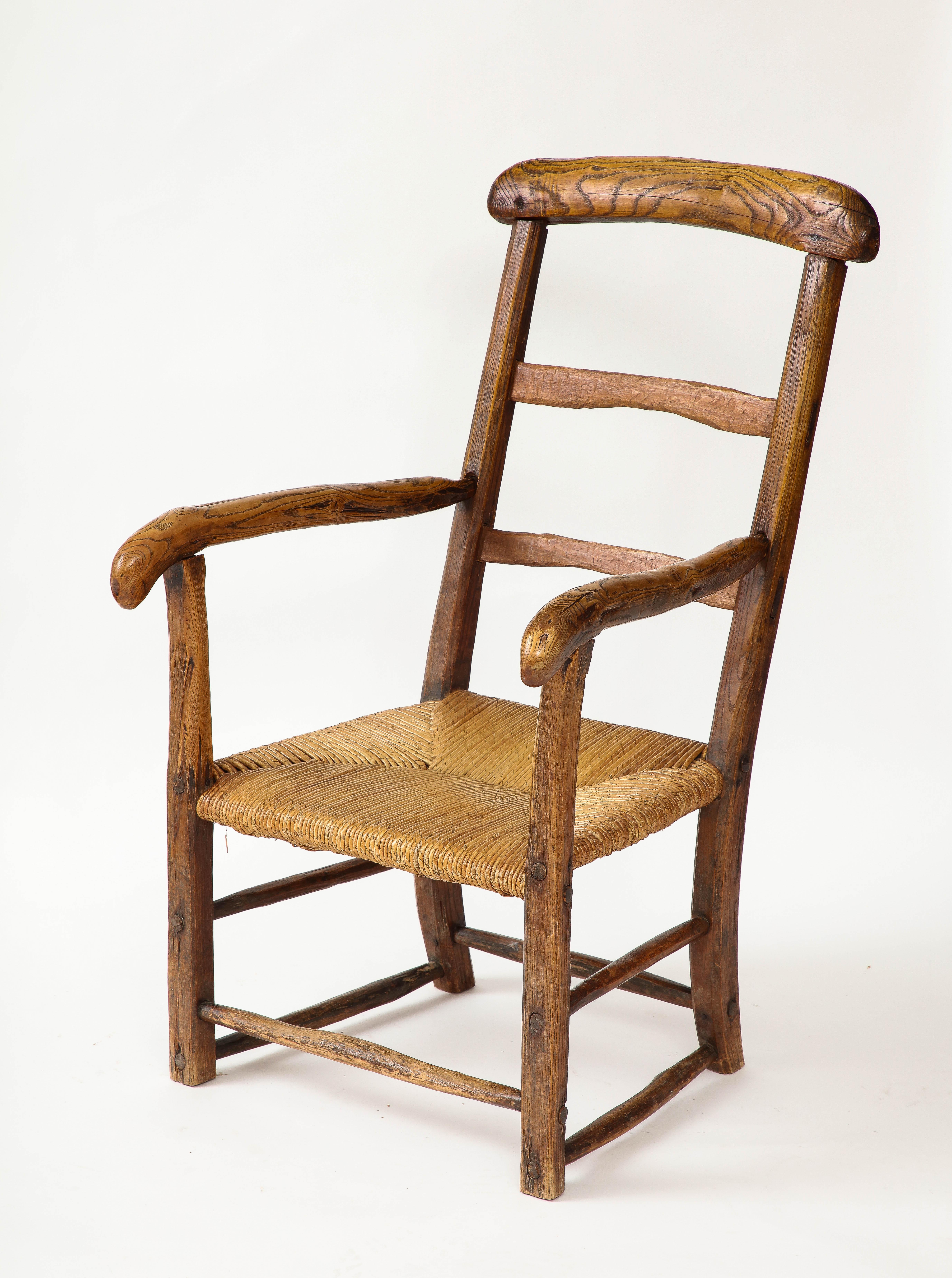 Chaise rustique à assise en chaume, faite à la main, France, région Rhône Alpes

Magnifique grain et patine

Hauteur du siège : 13-13.5 in.