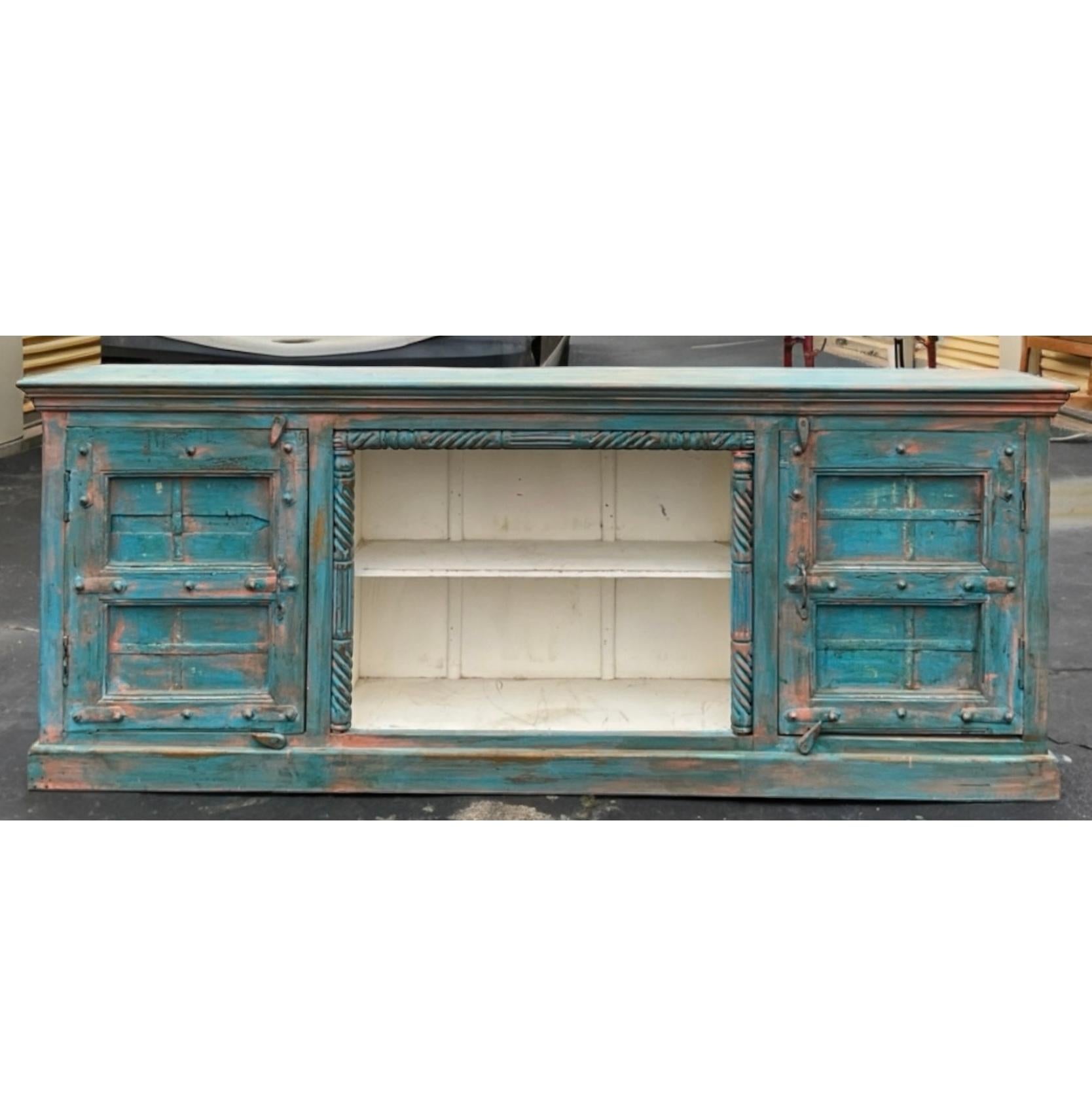 Questa credenza dipinta è stata realizzata a mano con elementi architettonici francesi del XIX secolo. Potrebbe funzionare come mobile multimediale, come cucina o addirittura come stanza del fango. Un meraviglioso pezzo adatto alla famiglia con