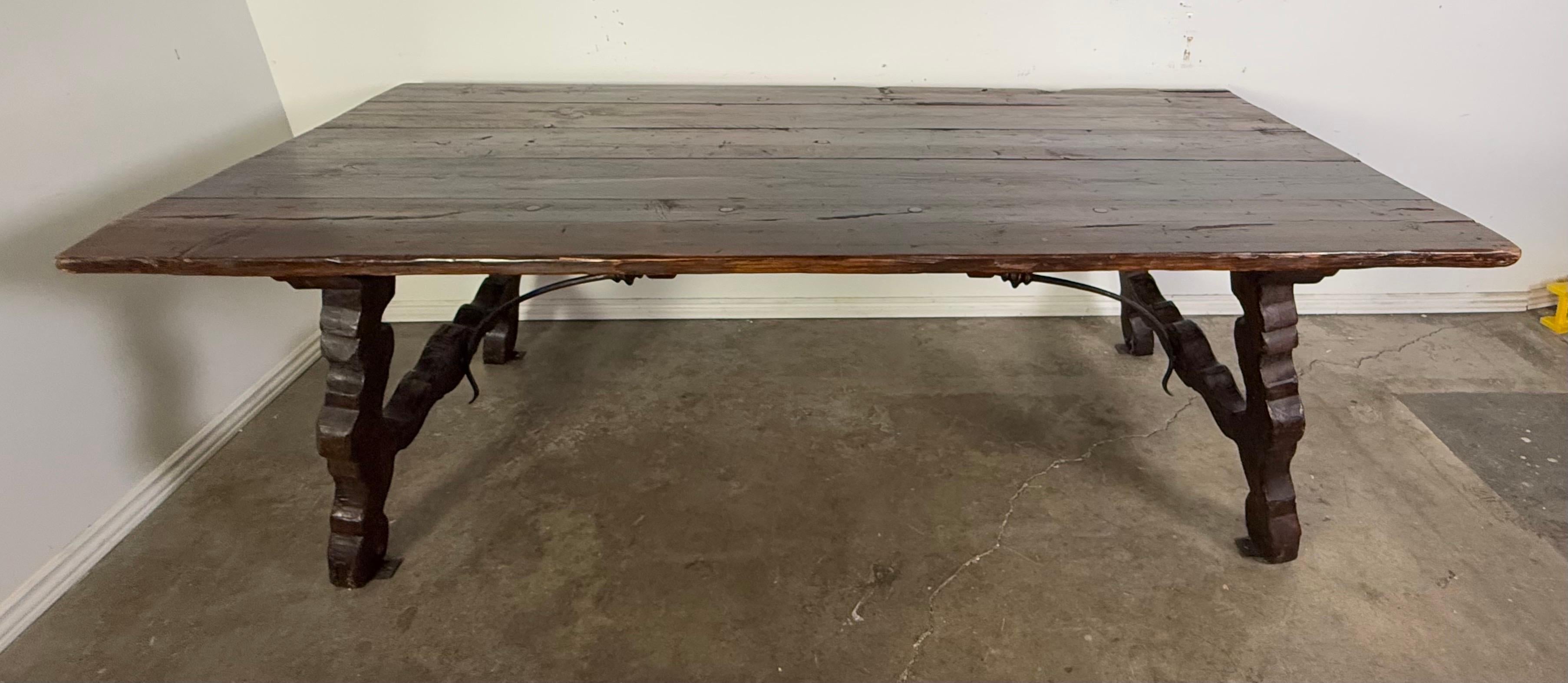 Table à tréteaux espagnol rustique du 19e siècle en vente 7