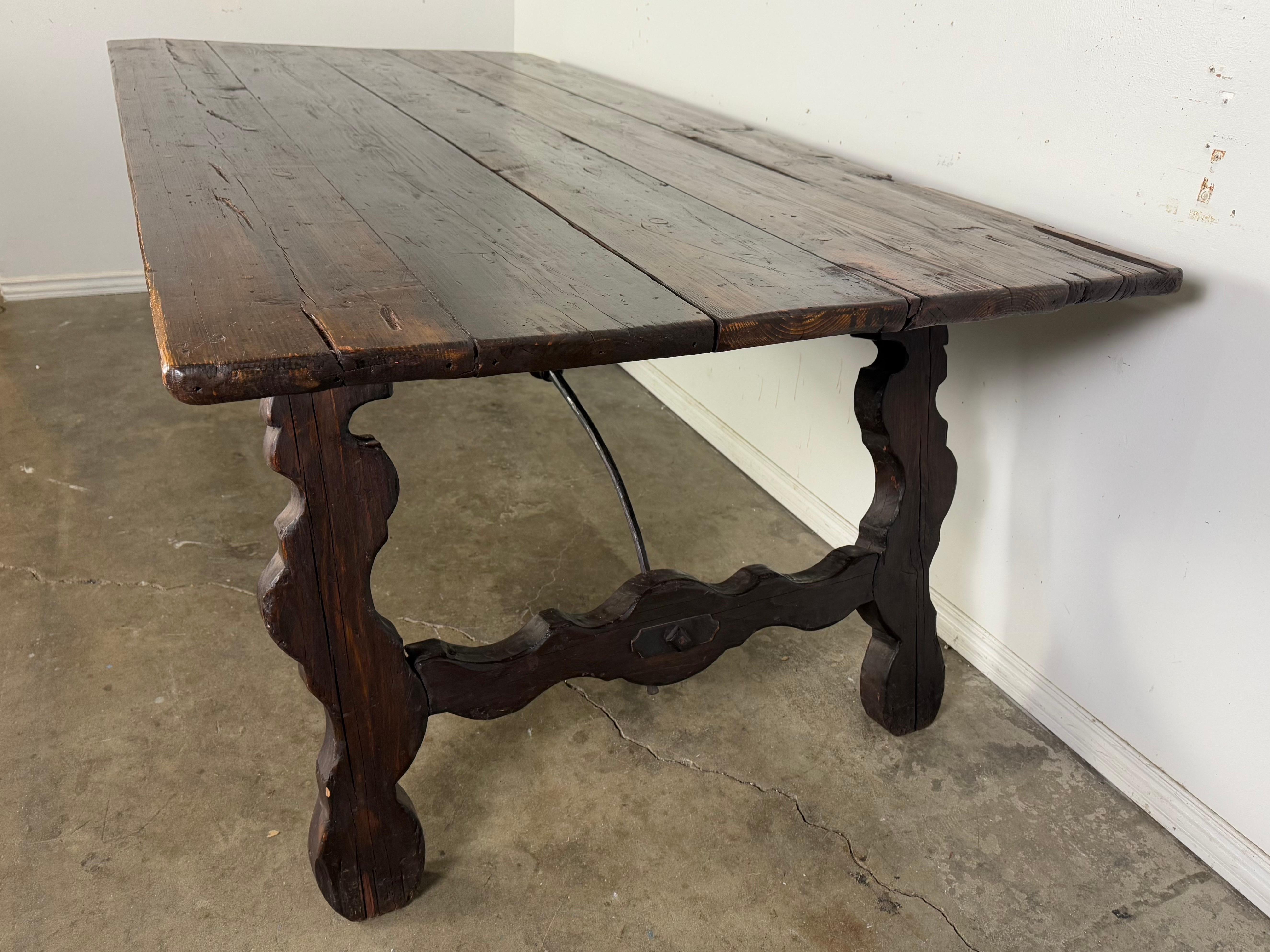 Table à tréteaux espagnol rustique du 19e siècle Abîmé - En vente à Los Angeles, CA