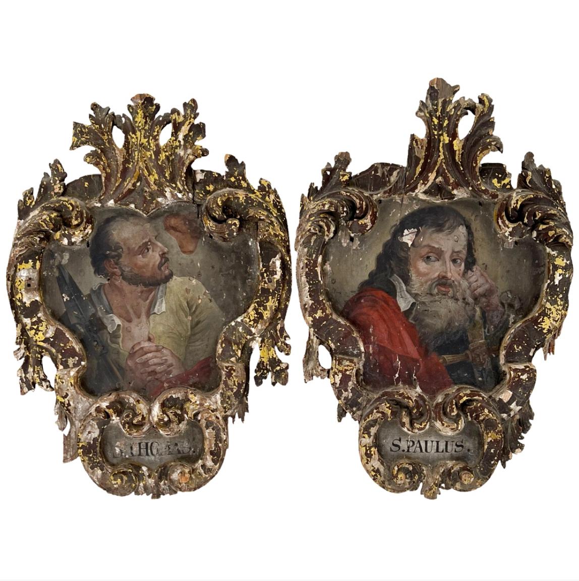 Ein fesselndes Paar kirchlicher Ölgemälde aus dem 19. Jahrhundert, die den heiligen Paulus und den heiligen Thomas darstellen und in reichen, andächtigen Tönen gehalten sind. Diese Porträts fangen die feierliche Präsenz und die ikonischen Attribute