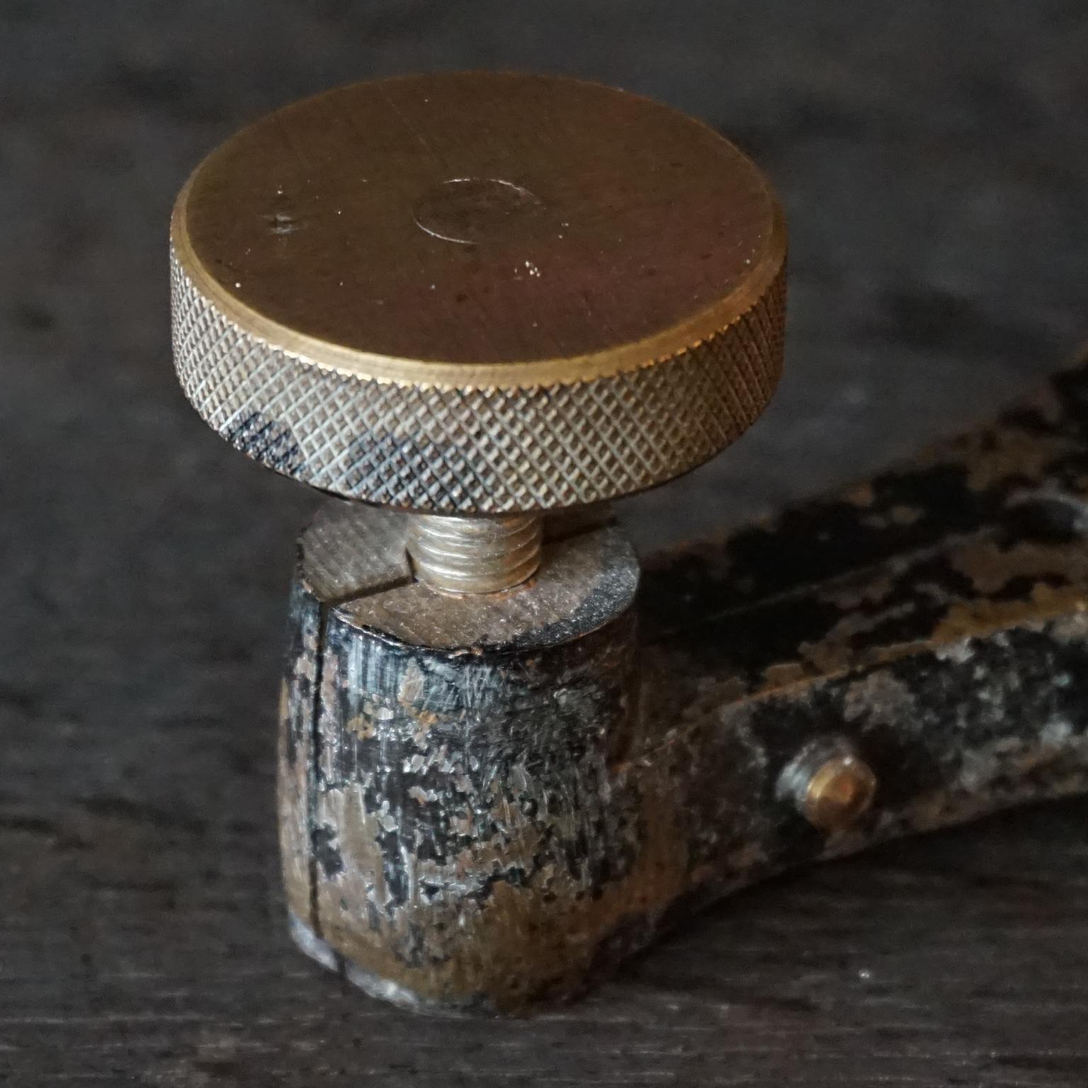 Miroir optique scientifique du 19e siècle avec cadre en bois de feuillus noir sur trépied en laiton en vente 9