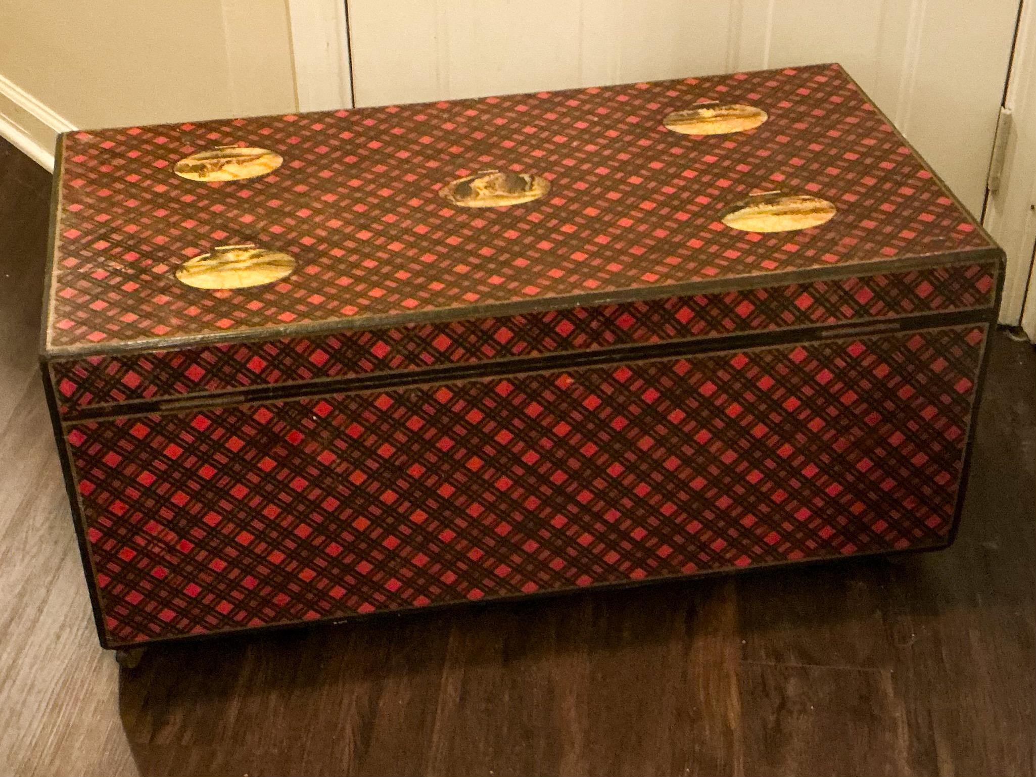 XIX sec. Baule o tavolino da caffè scozzese in stile vittoriano Tartan Ware Red Plaid In condizioni buone in vendita a Kennesaw, GA