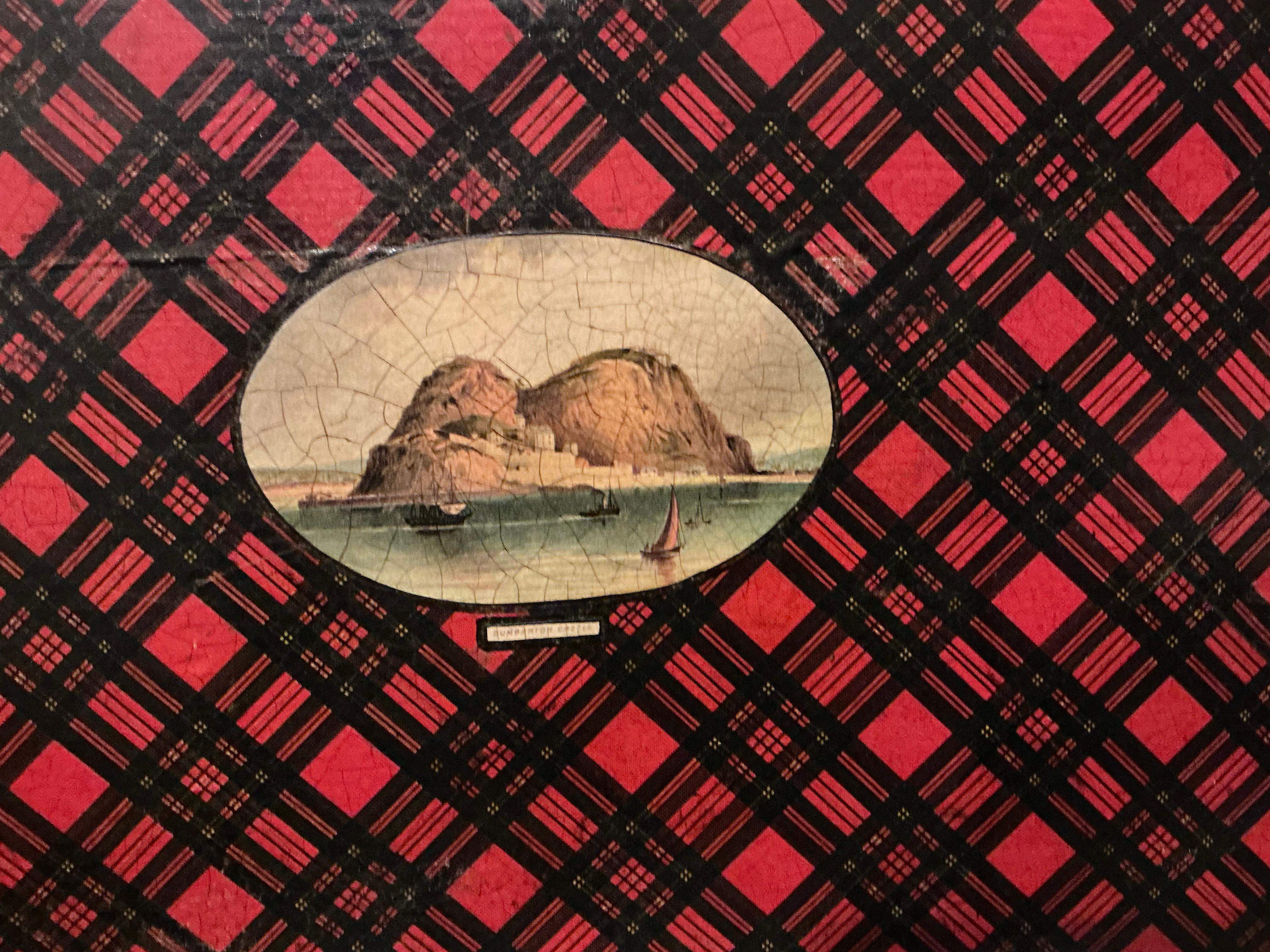XIX secolo XIX sec. Baule o tavolino da caffè scozzese in stile vittoriano Tartan Ware Red Plaid in vendita