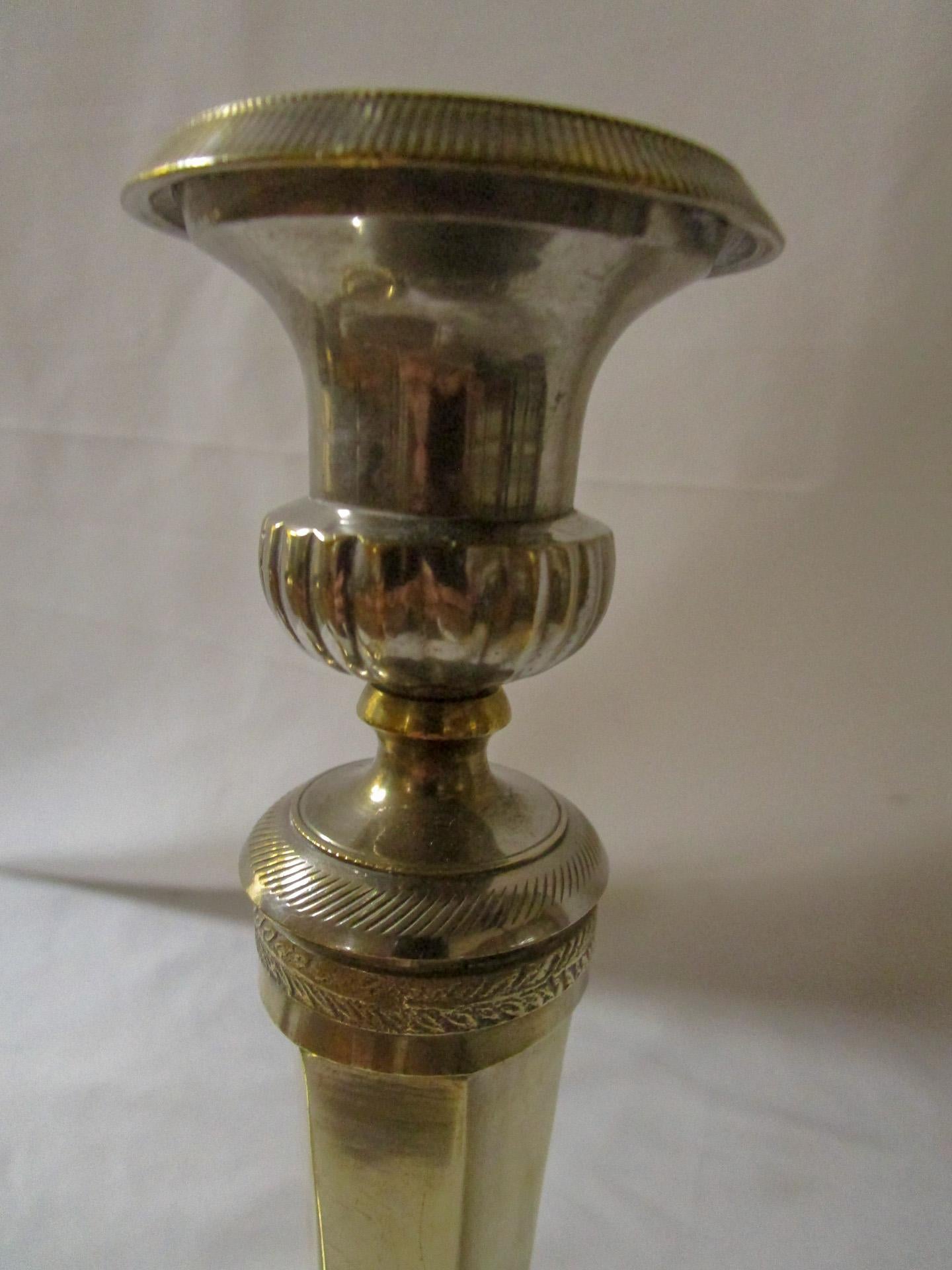 Milieu du XIXe siècle A.I.C.C., paire de chandeliers en laiton argenté, 19e siècle, Second Empire français en vente