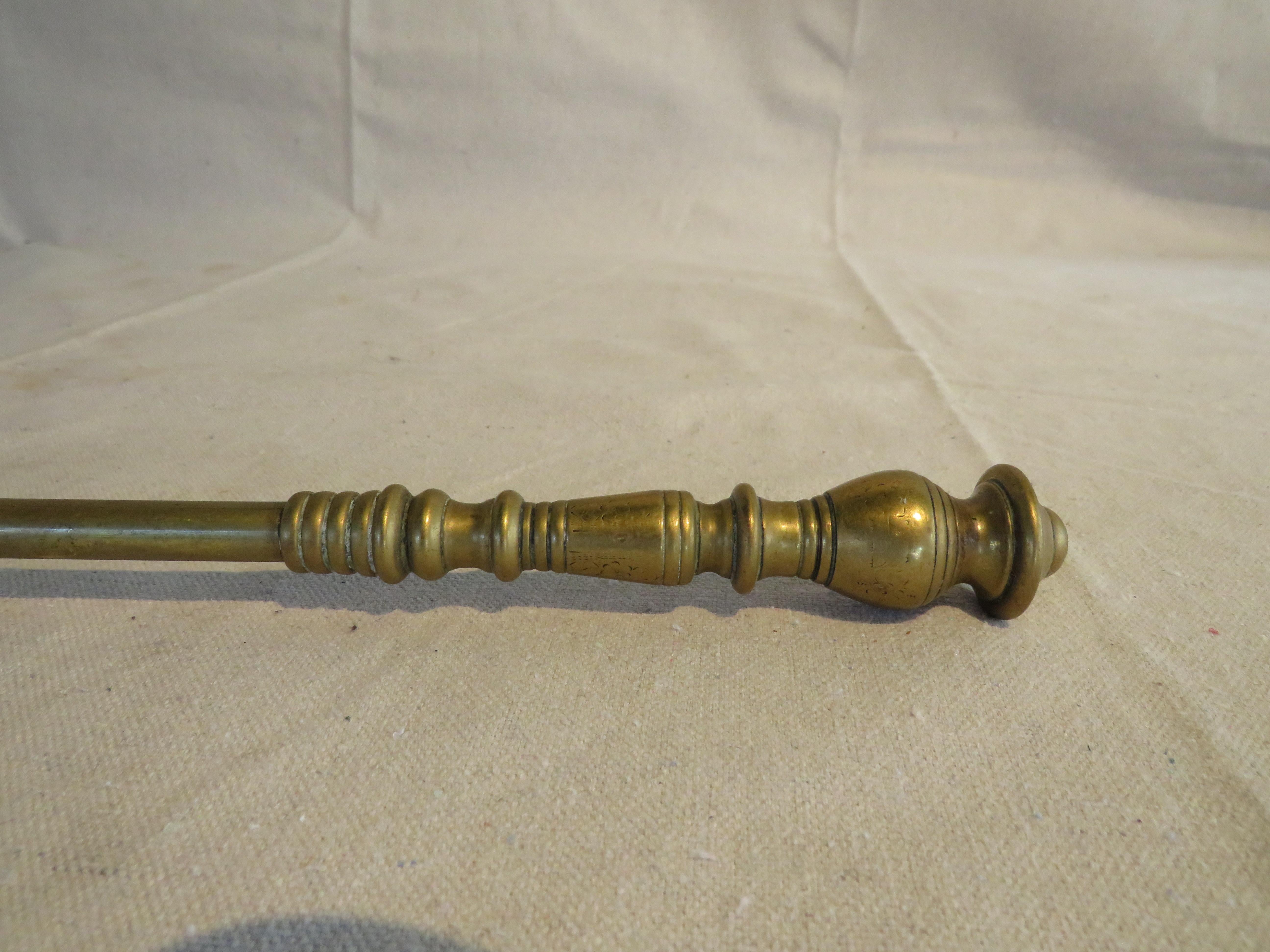 19th C. Set of 3 Brass Fireplace Tools Comprised of Tongs, Poker, and Shovel For Sale 4