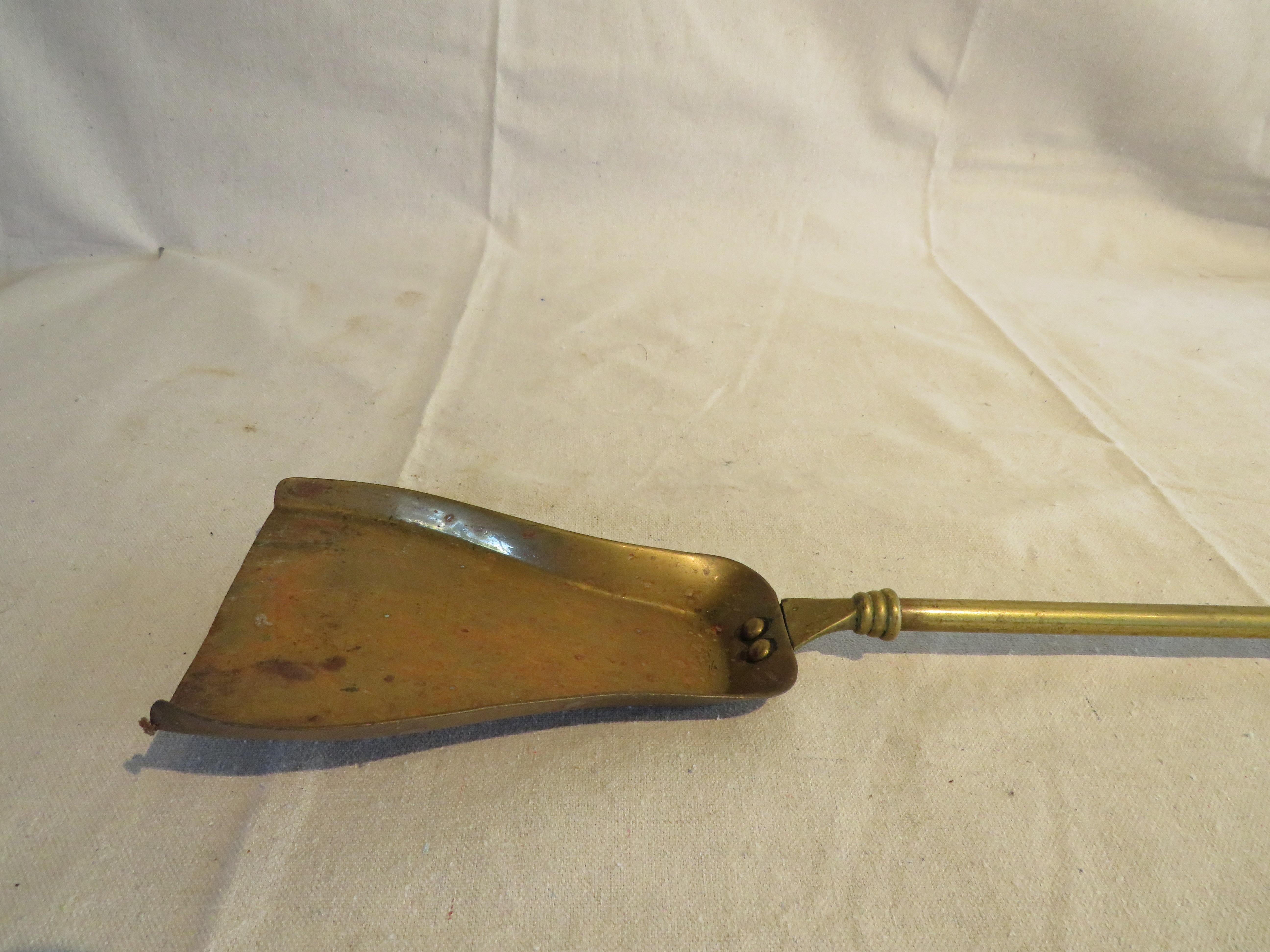 19th C. Set of 3 Brass Fireplace Tools Comprised of Tongs, Poker, and Shovel For Sale 5