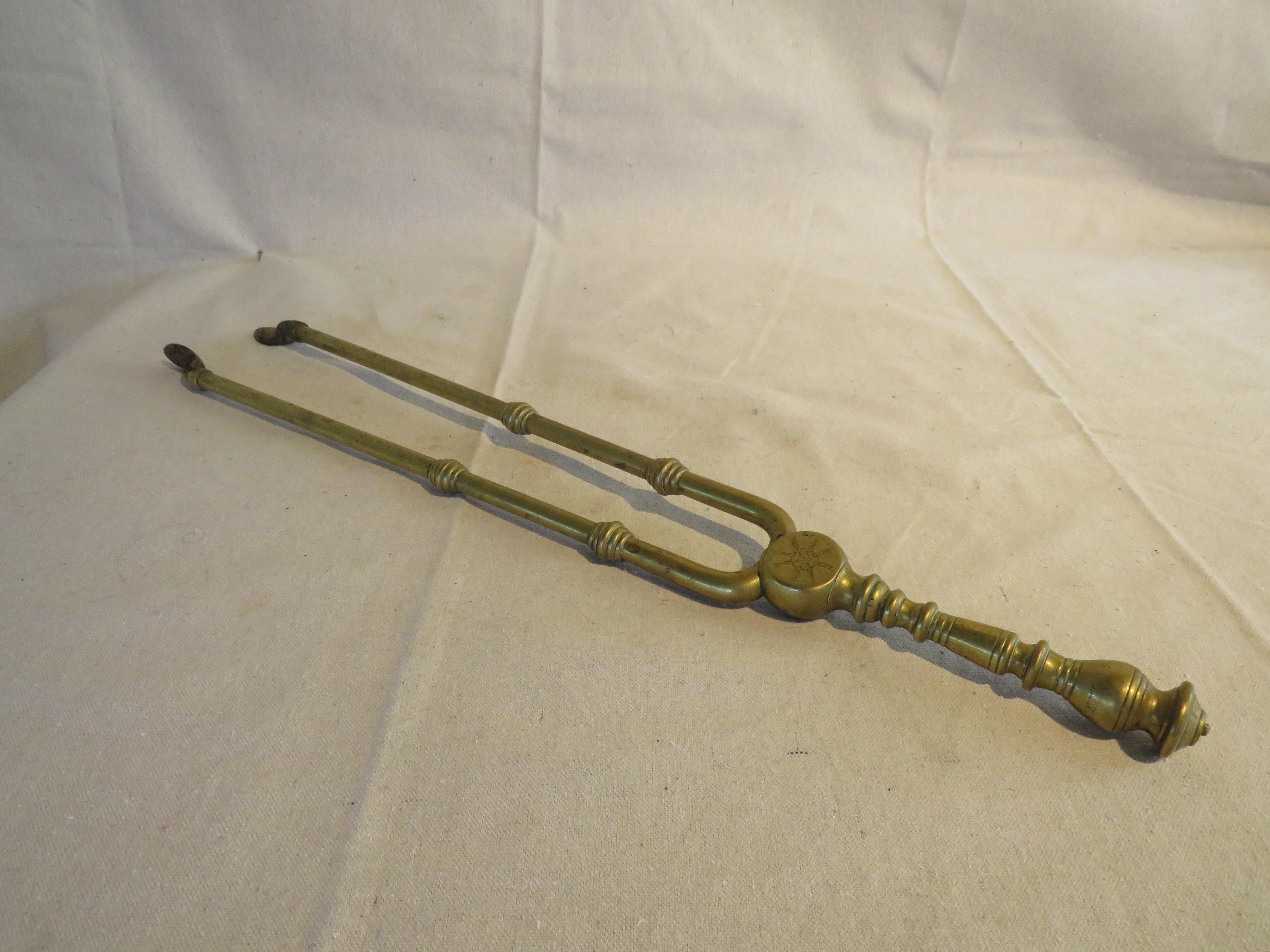 19th C. Set of 3 Brass Fireplace Tools Comprised of Tongs, Poker, and Shovel For Sale 6