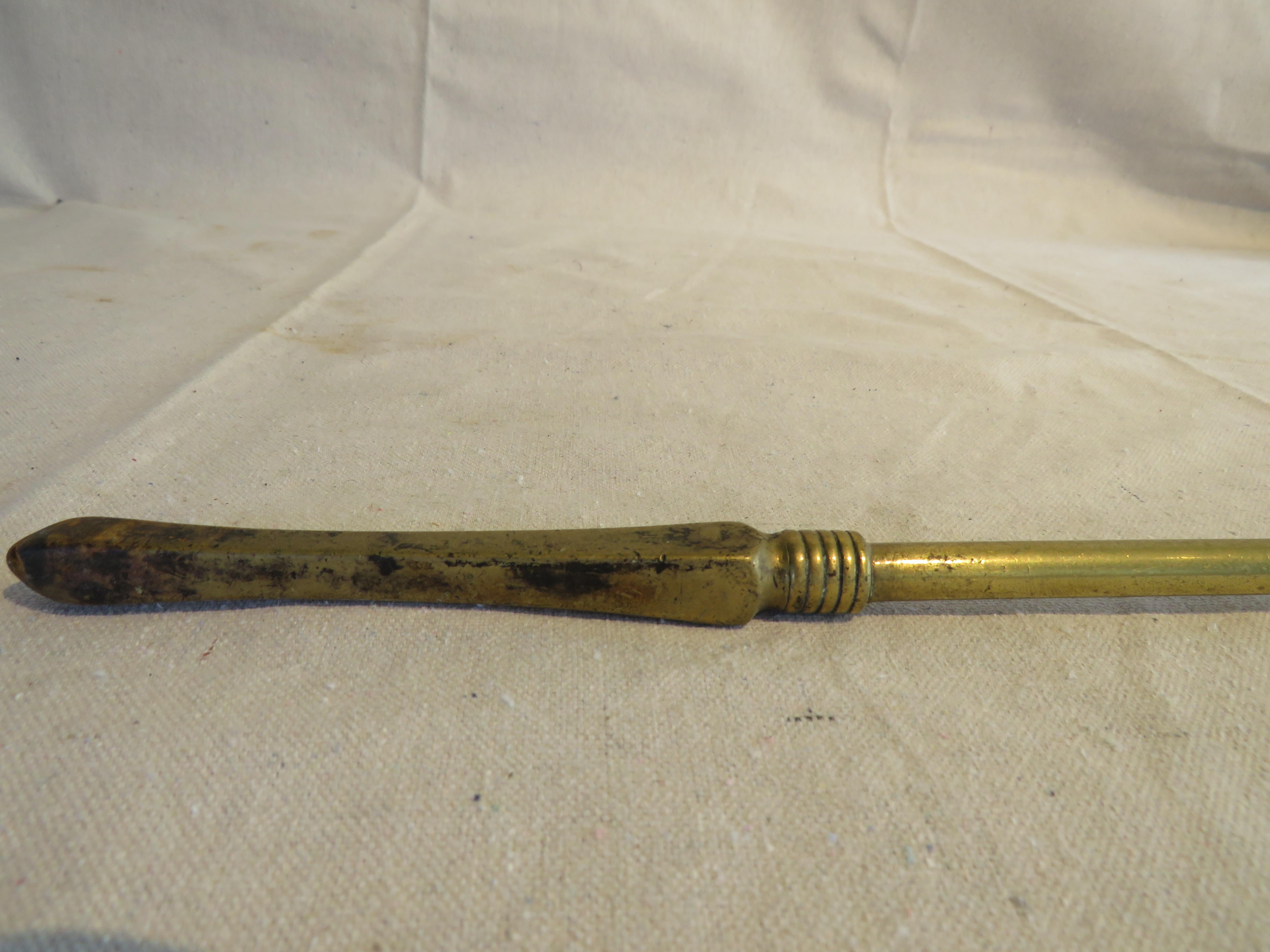 19th C. Set of 3 Brass Fireplace Tools Comprised of Tongs, Poker, and Shovel For Sale 2