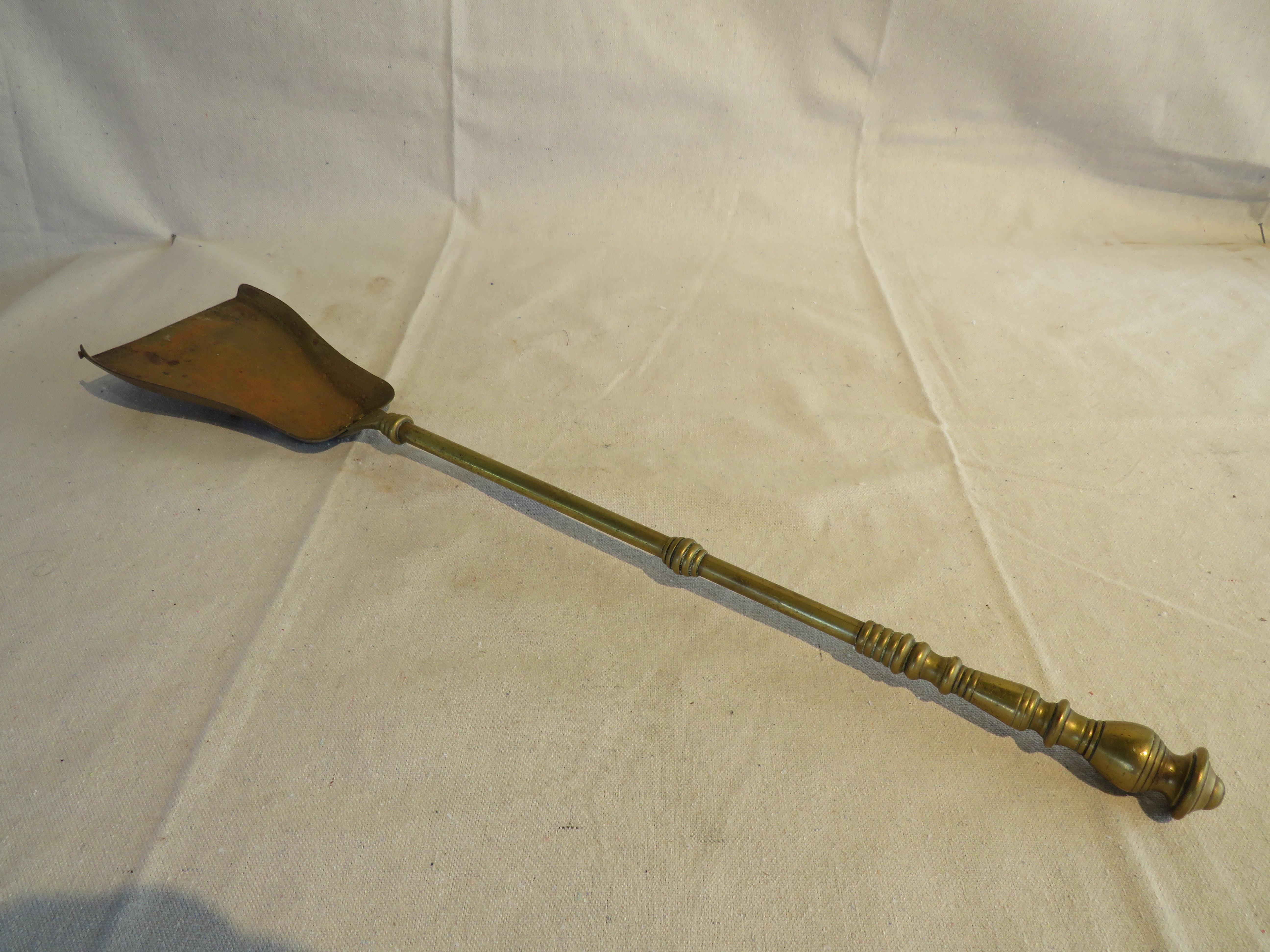 19th C. Set of 3 Brass Fireplace Tools Comprised of Tongs, Poker, and Shovel For Sale 3